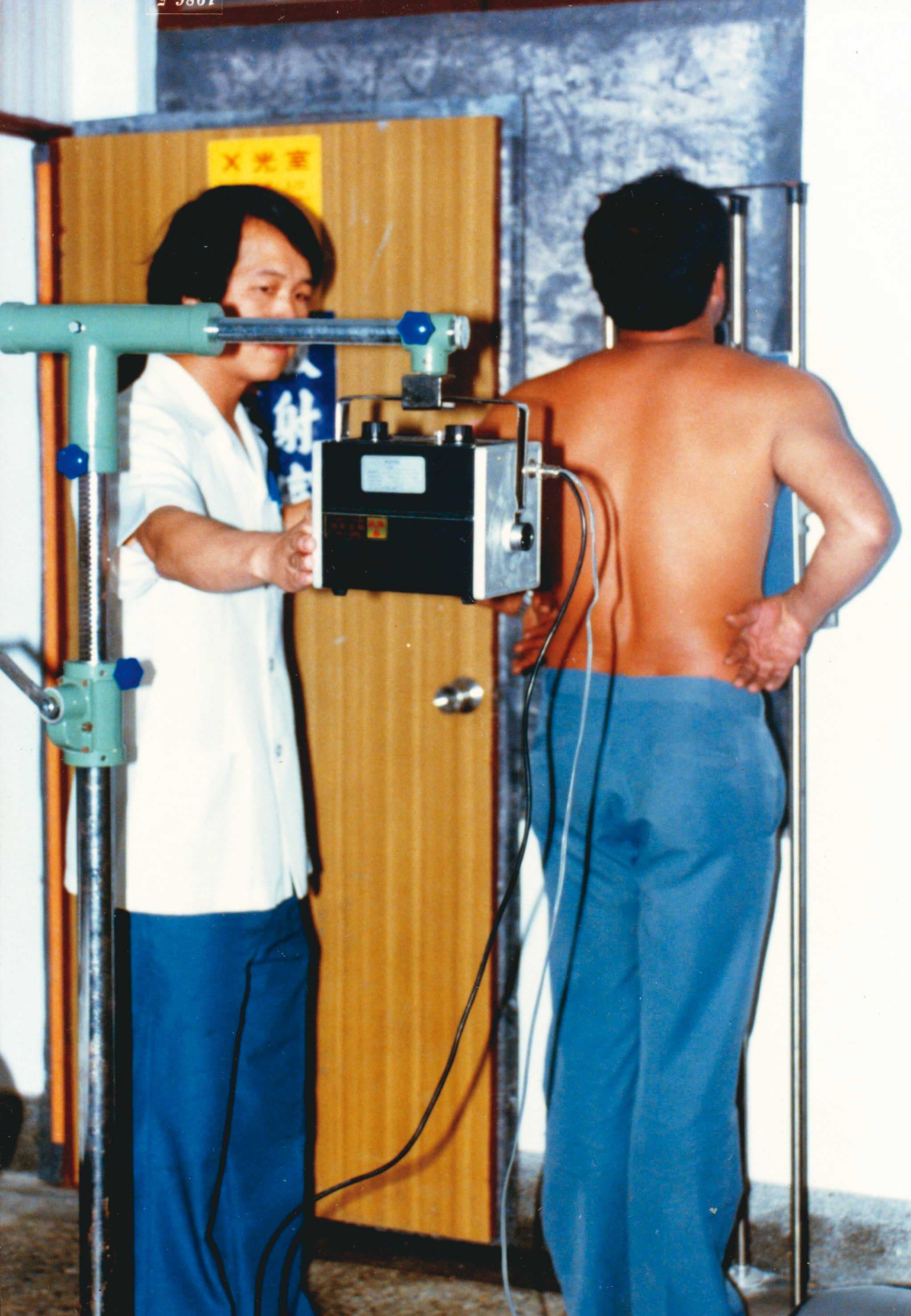 賴力行(左)曾帶著X光機到部落巡迴健檢和醫療達16年,可能因為防護措施不足,晚年檢查出肺腺癌。(賴力行提供)
