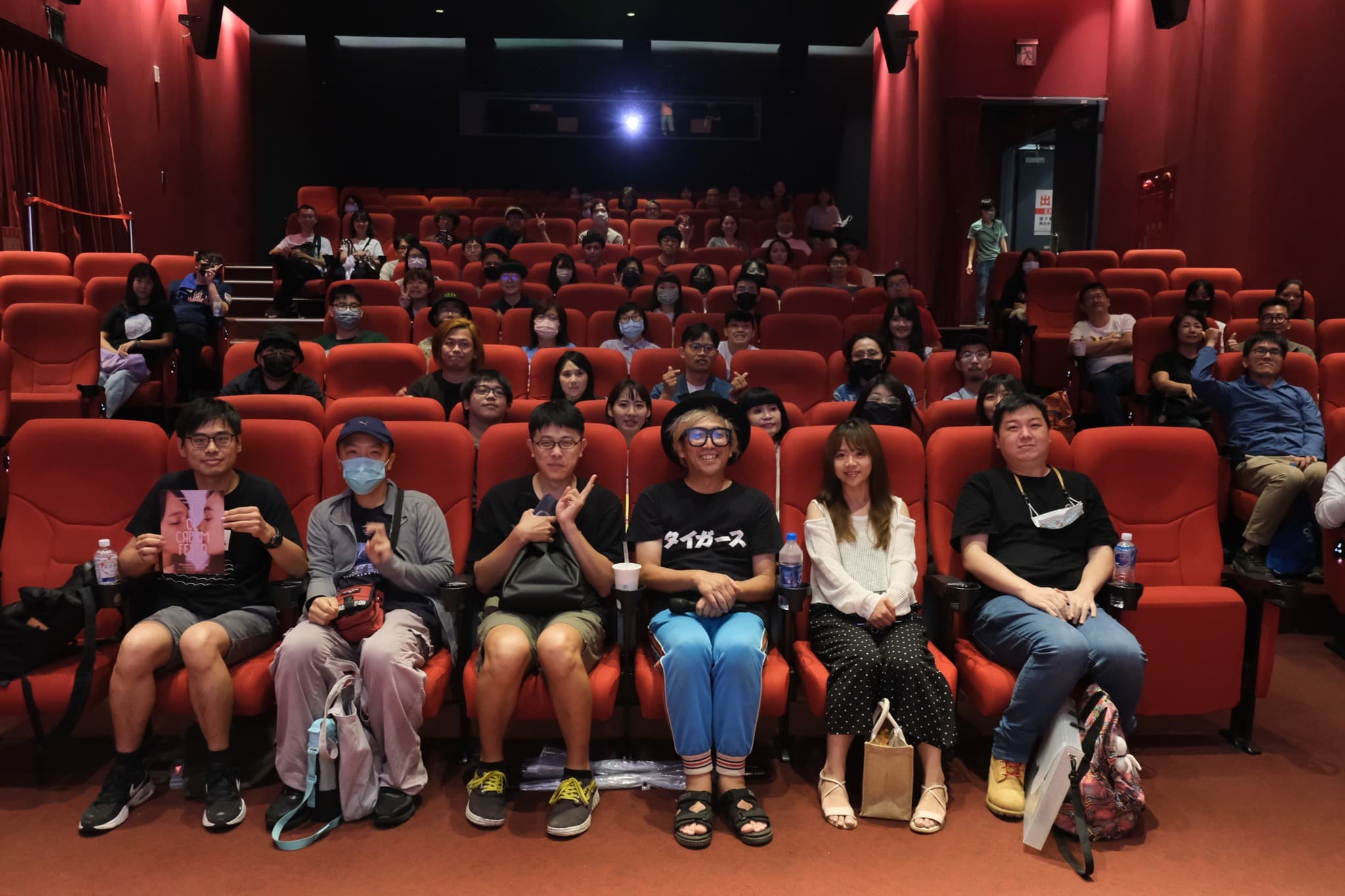 千原徹也(第一排左四)來台出席《冰淇淋般的愛戀》映後,對台灣觀眾熱情提問印象深刻。(翻攝自政駒臉書)