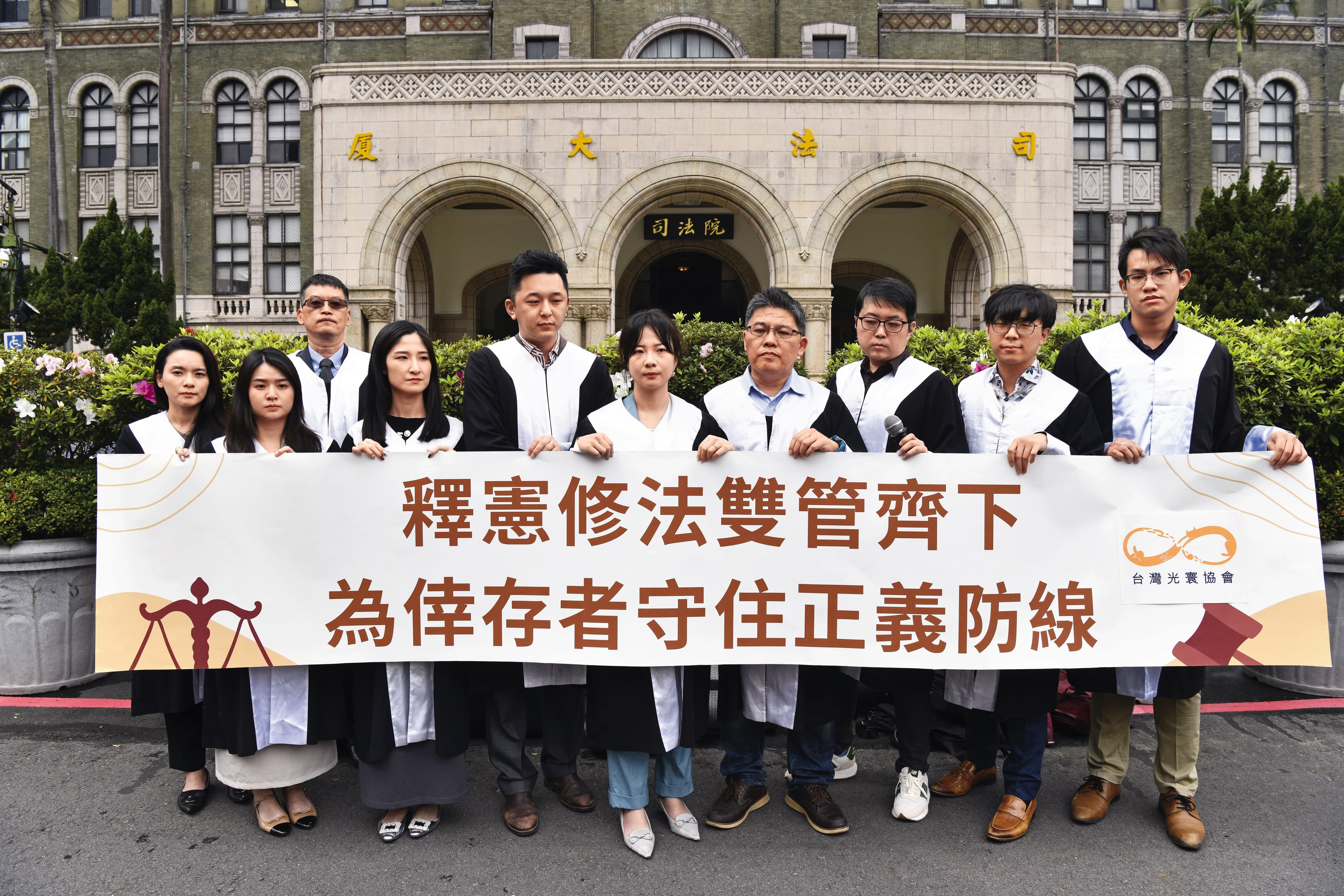 憲法法庭於今年3月2日針對此案召開不公開說明會,委任律師團在會後召開記者會,呼籲正視兒童性侵害的特殊性。(鏡報李智為)