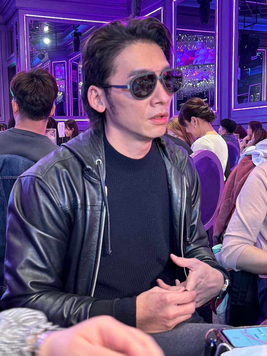 温昇豪因剛動了雷射近視老花手術戴墨鏡受訪。(攝影葉婉如)