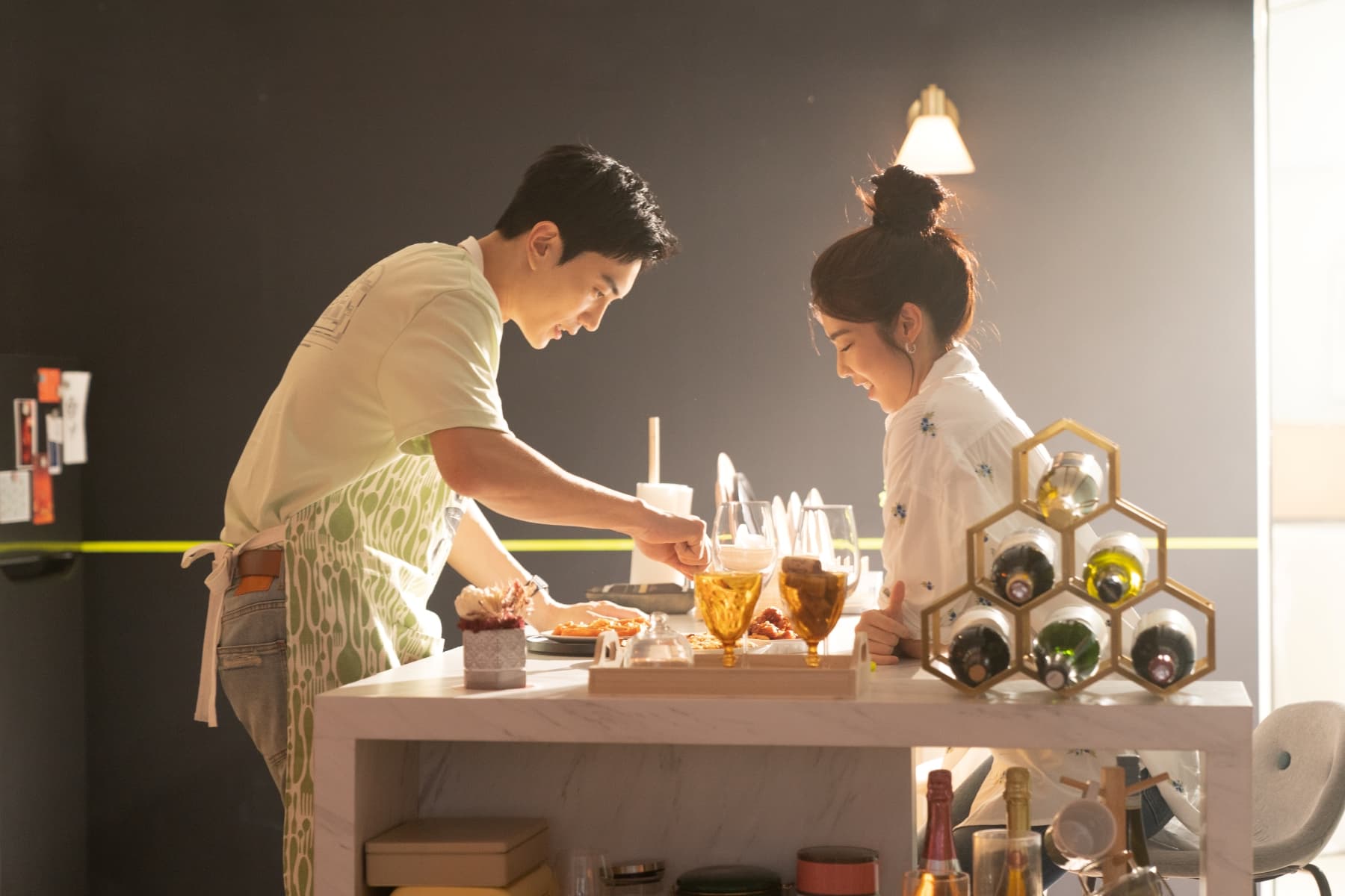 Pony(圖右,林思宇飾)大嗑韓式炸雞,期待與歐爸Kim(圖左,金在勳飾)有一場浪漫戀情。(紅衫娛樂提供)