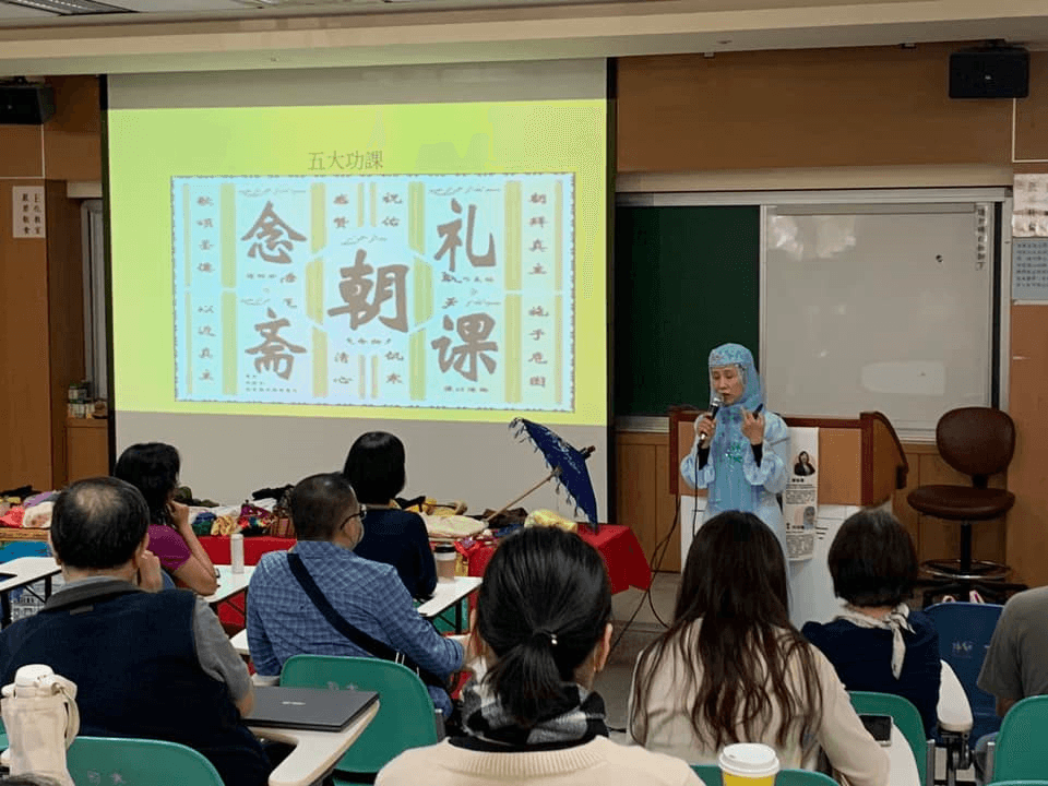 閃淑娟希望讓大眾更認識伊斯蘭文化,積極參與各種活動,也常受邀到校園演講。(閃淑娟提供)