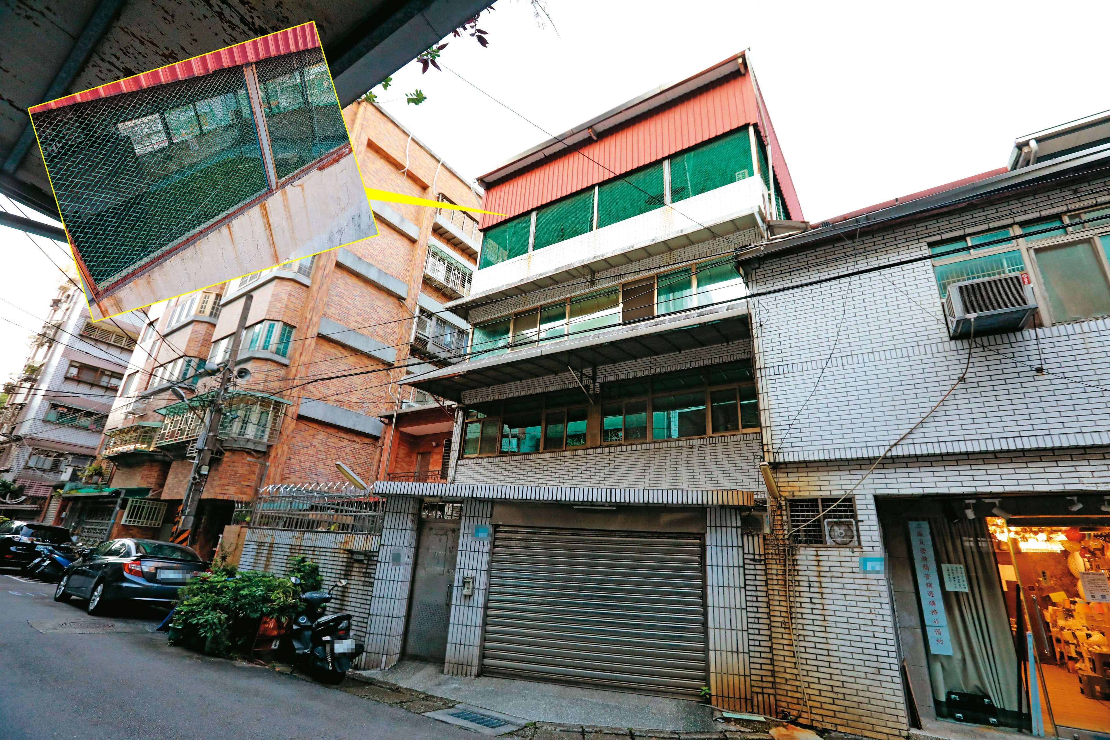 張慶忠家族位於新北市中和的透天厝被爆是大違建，頂樓明顯加蓋。