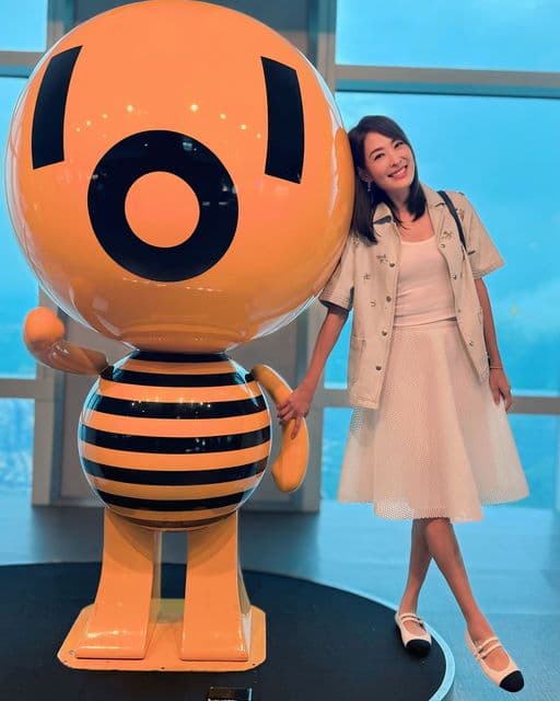 賈永婕與台北101吉祥物初次見面。(翻攝臉書「賈永婕的跑跳人生」)