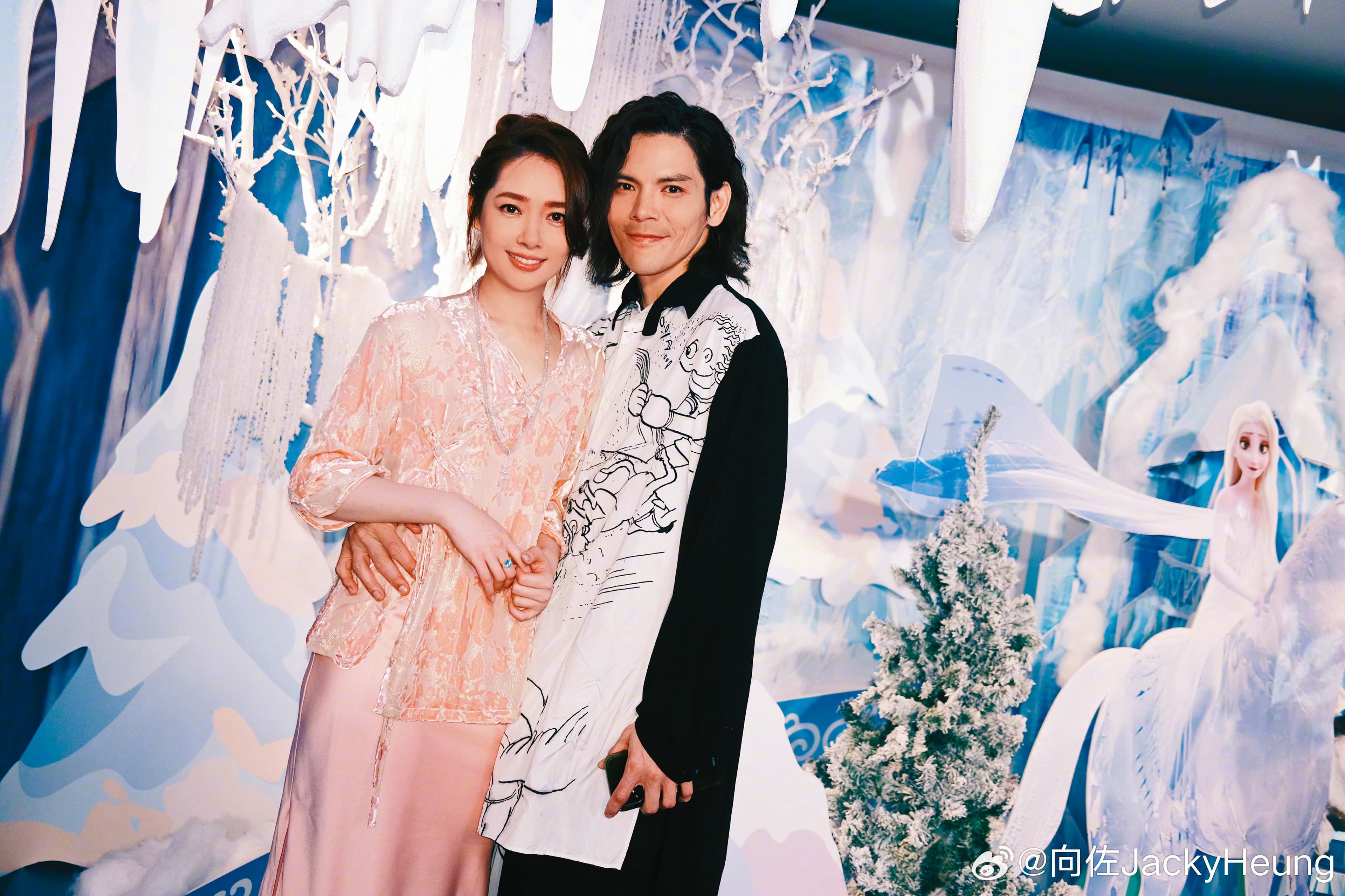 回顧郭碧婷、向佐婚姻歷來風風雨雨,但至今表面上仍看來相安無事。(向佐微博)