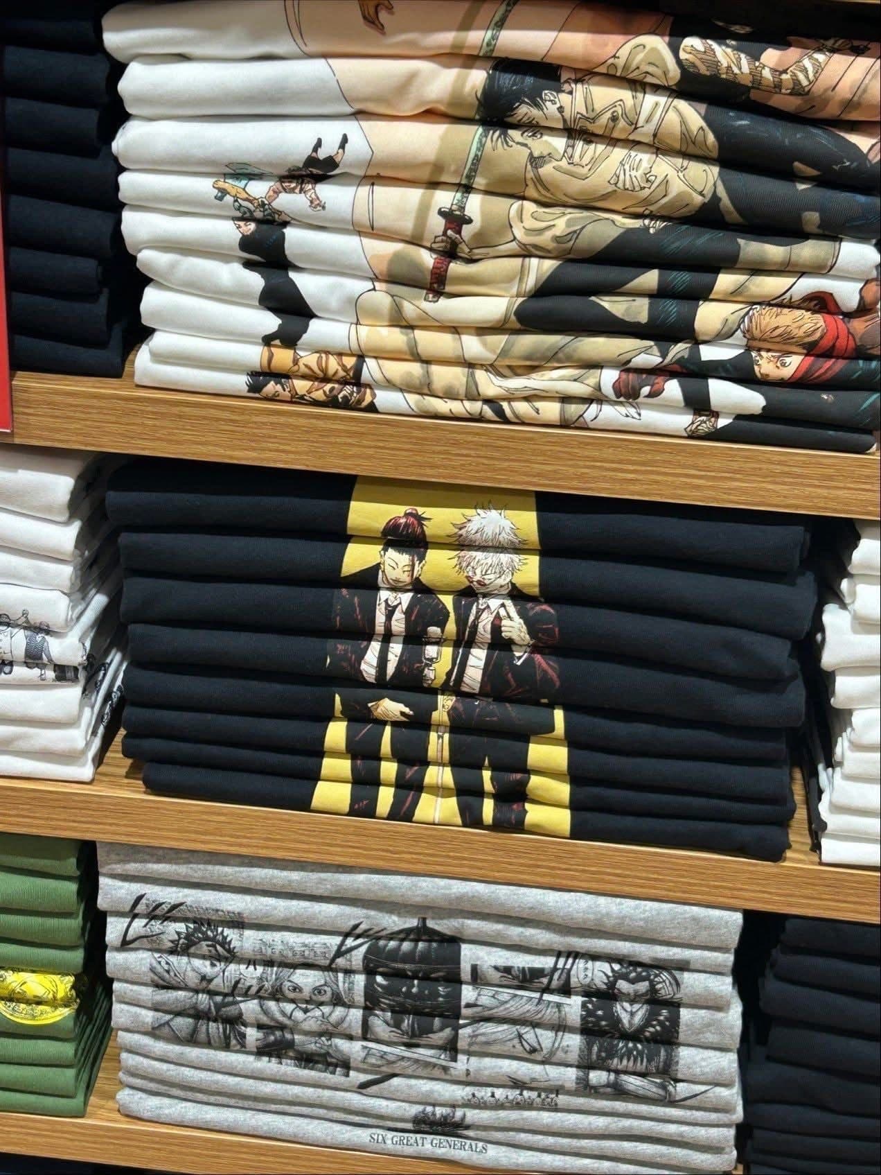 有日本UNIQLO的店員把動漫《咒術迴戰》UT印花T恤細心摺好排列,從側面就可以看見完如畫的「完整圖樣」。(翻攝自X平台/@tanatana5252)