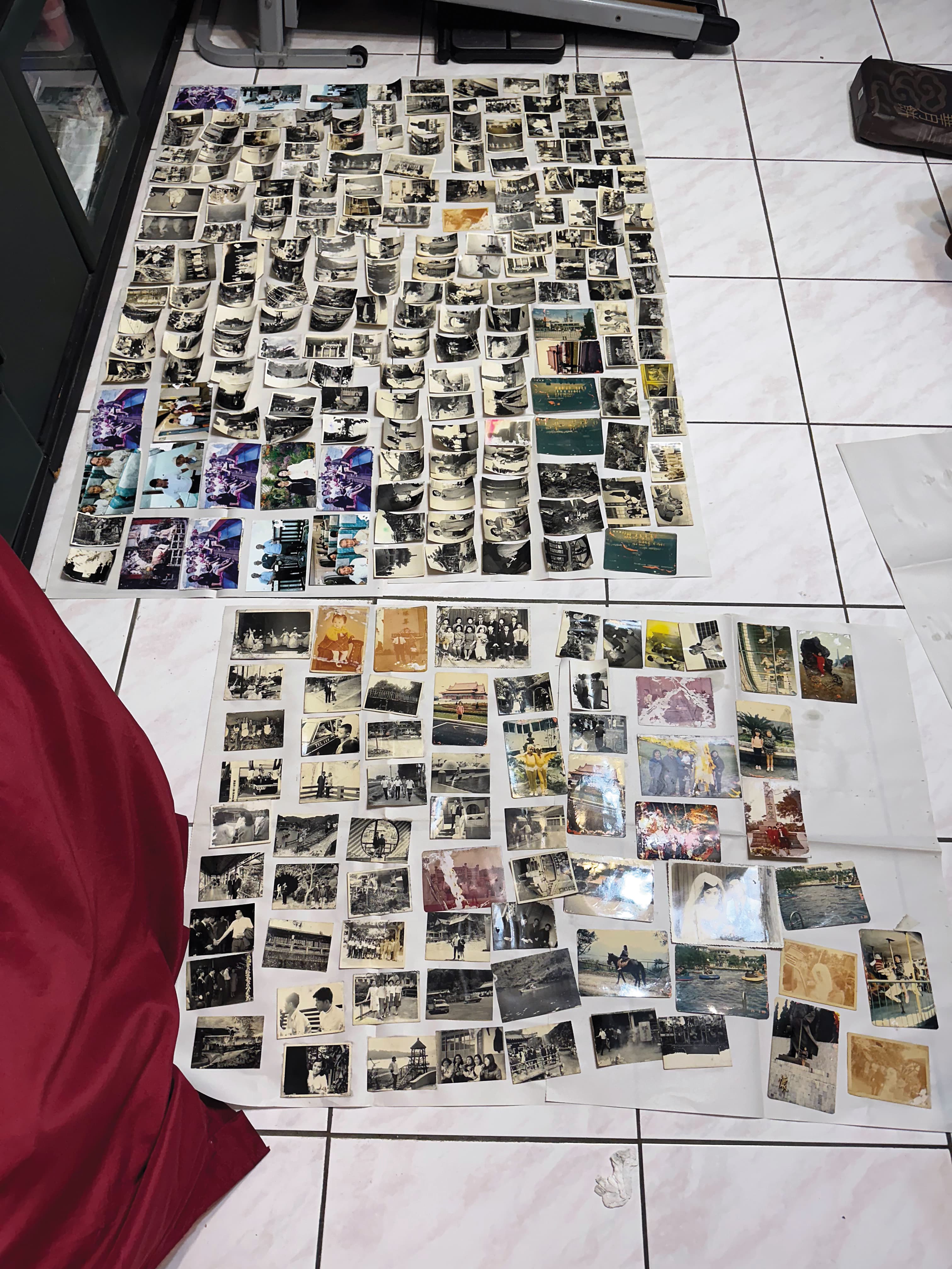 黃碧雲一家人將從泥濘中搶救回來的老照片一一清洗、晾乾,小心保存。(受訪者提供)