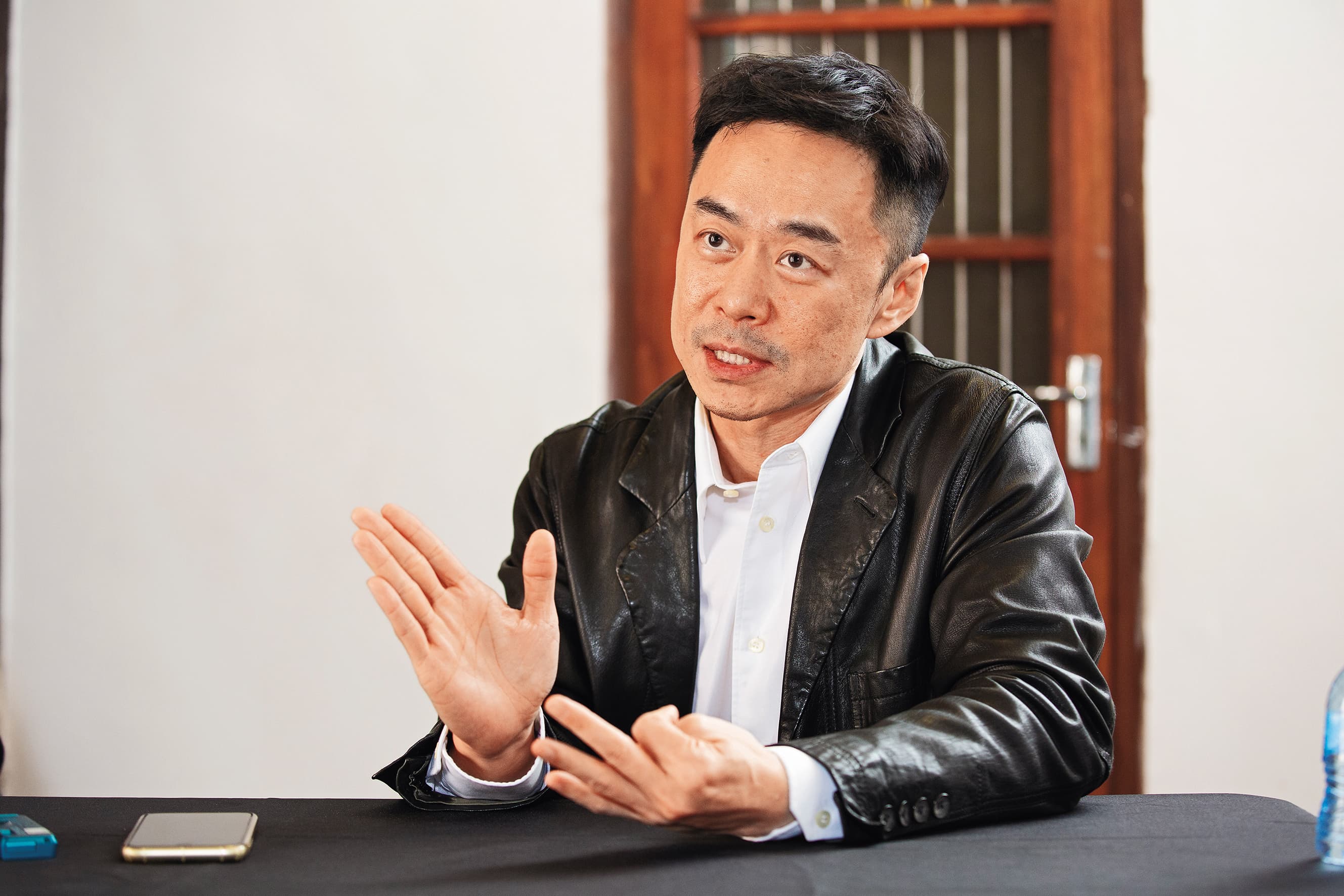 過去曾爆Hebe、Ella罵張承中「你不是男人。甚至,不是人。」不過張承中則叫媒體不要藉此挑撥離間。