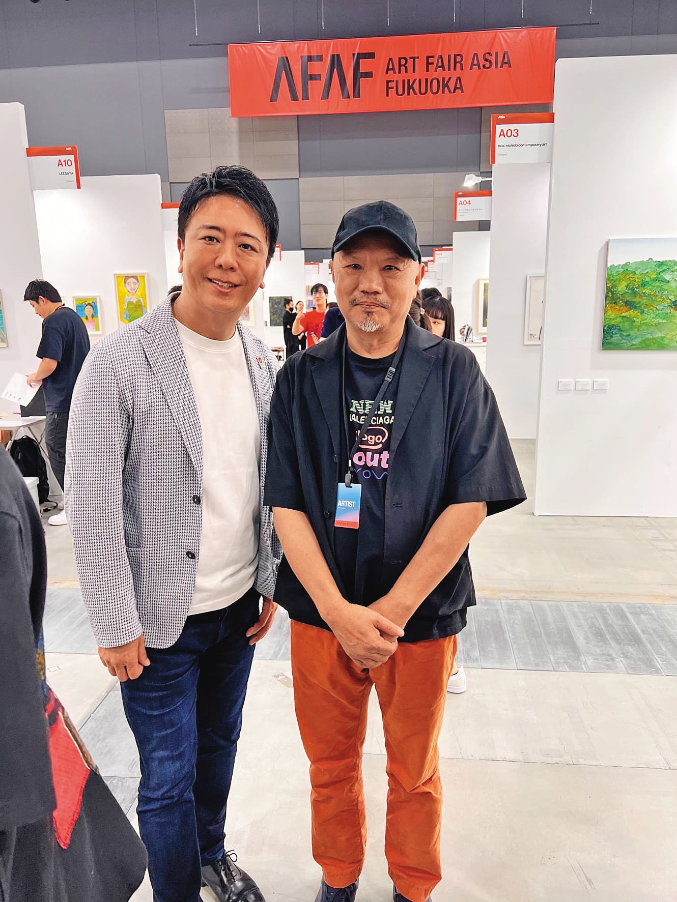 2023年梁平正(右)前往日本福岡舉辦個展,福岡市長高島宗一郎(左)曾3度前來觀賞。
