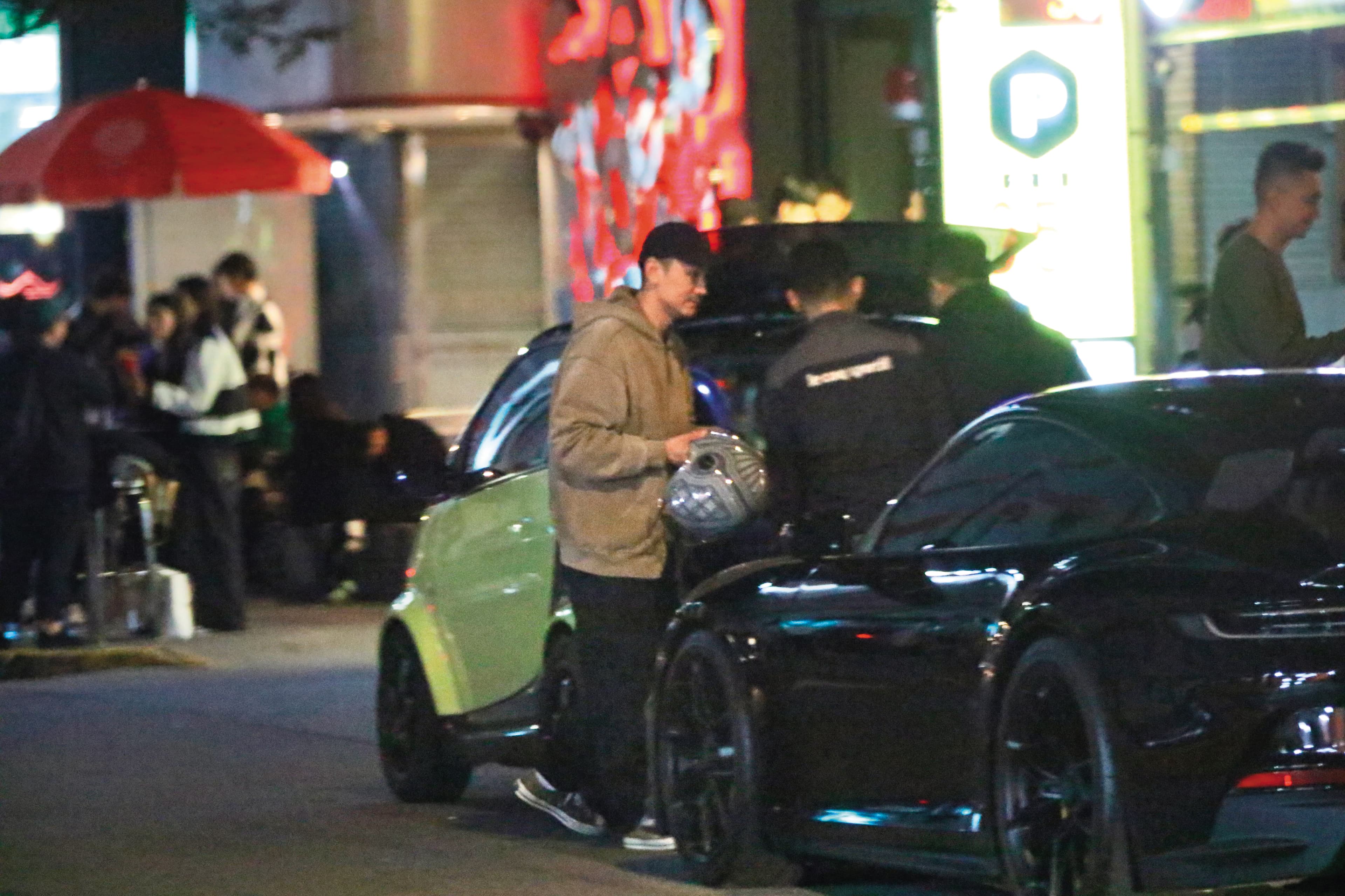 00：30，臨走前，林佑威（左）先去友人車上拿他的安全帽。