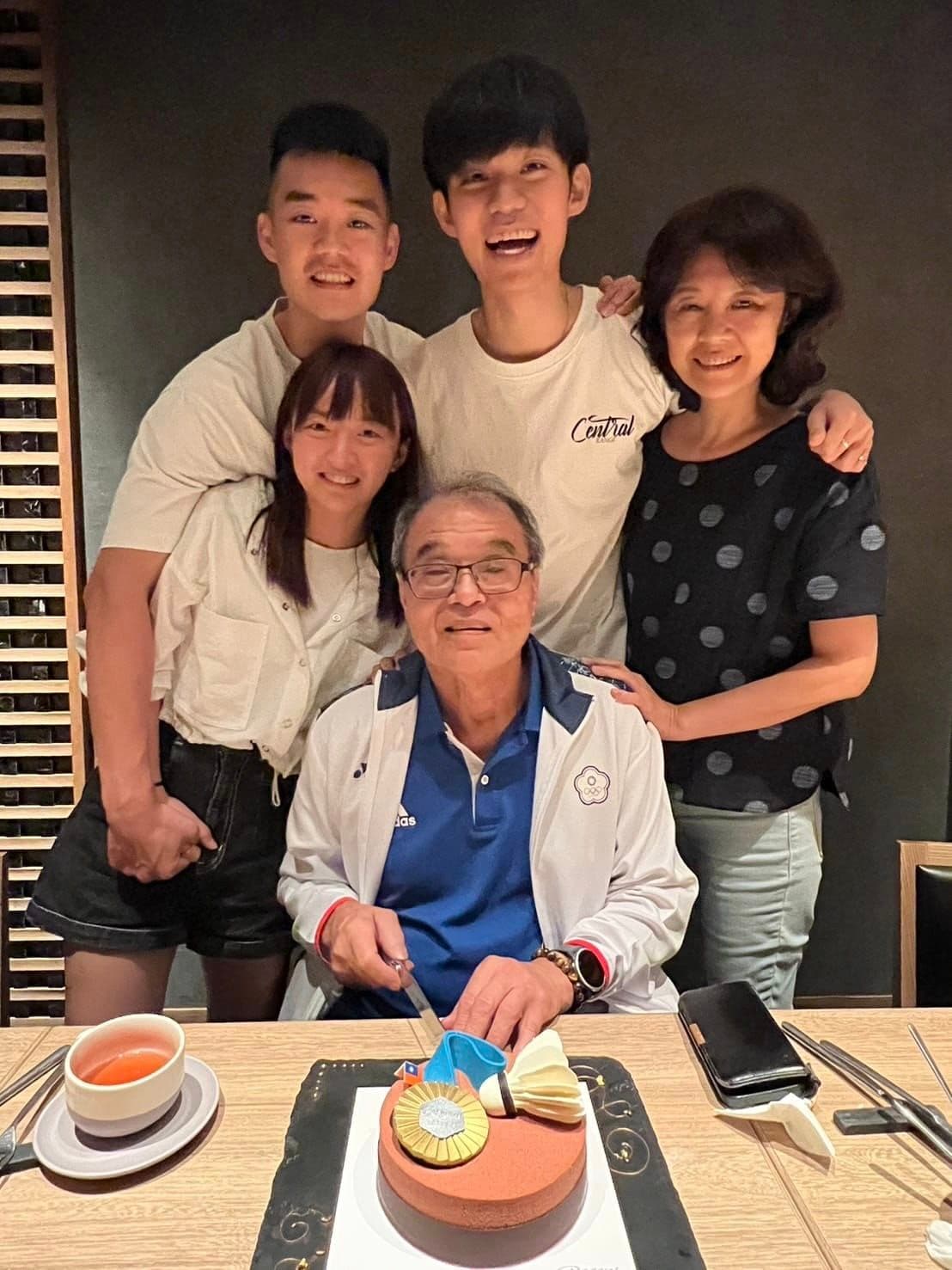 王齊麟與十元、媽媽、弟弟一起幫爸爸過父親節。(翻攝王齊麟臉書)