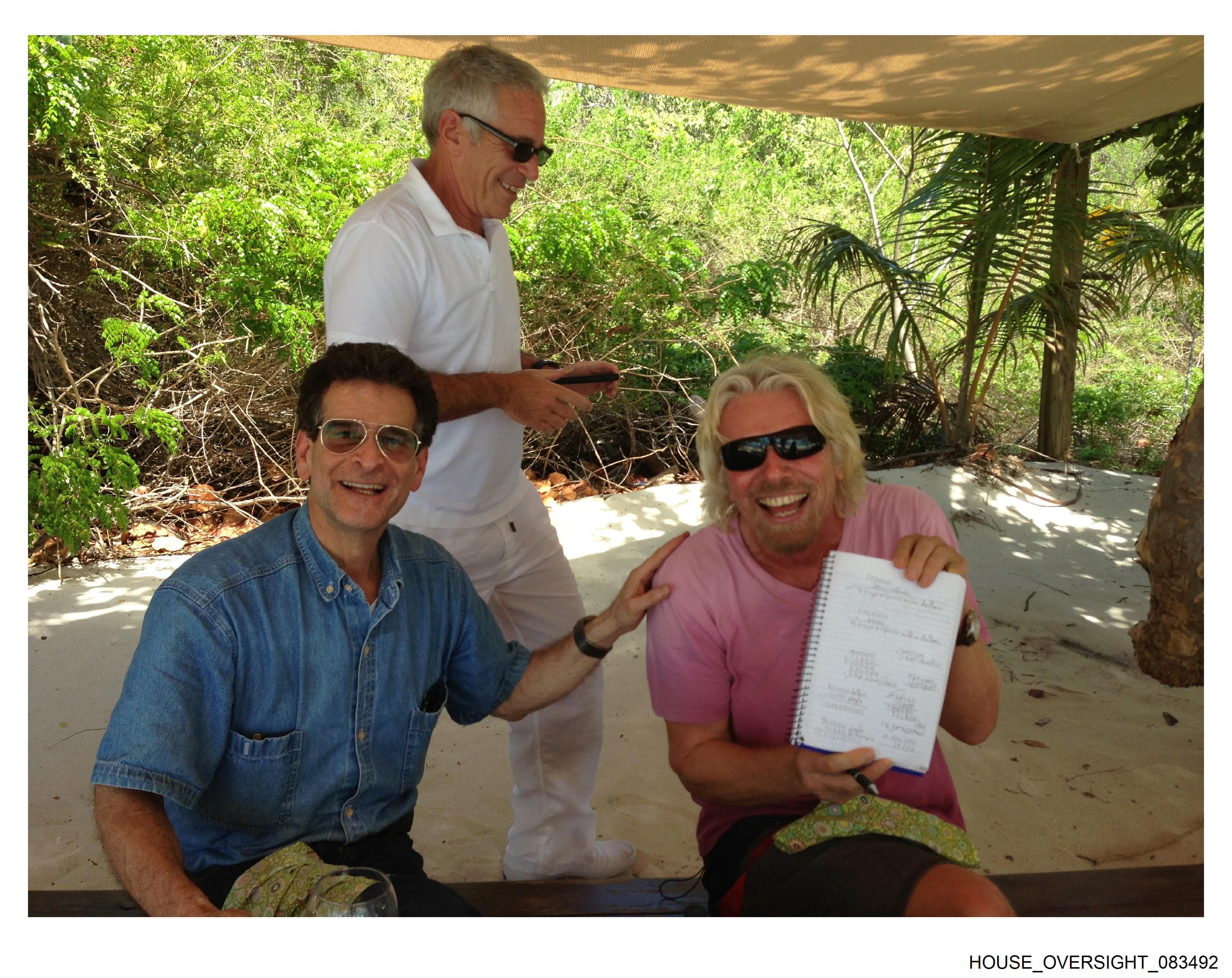 Segway發明人迪恩卡門(Dean Kamen)、手持筆記本的理查布蘭森(Richard Branson),以及艾普斯坦同框。(翻攝House Oversight Democrats)