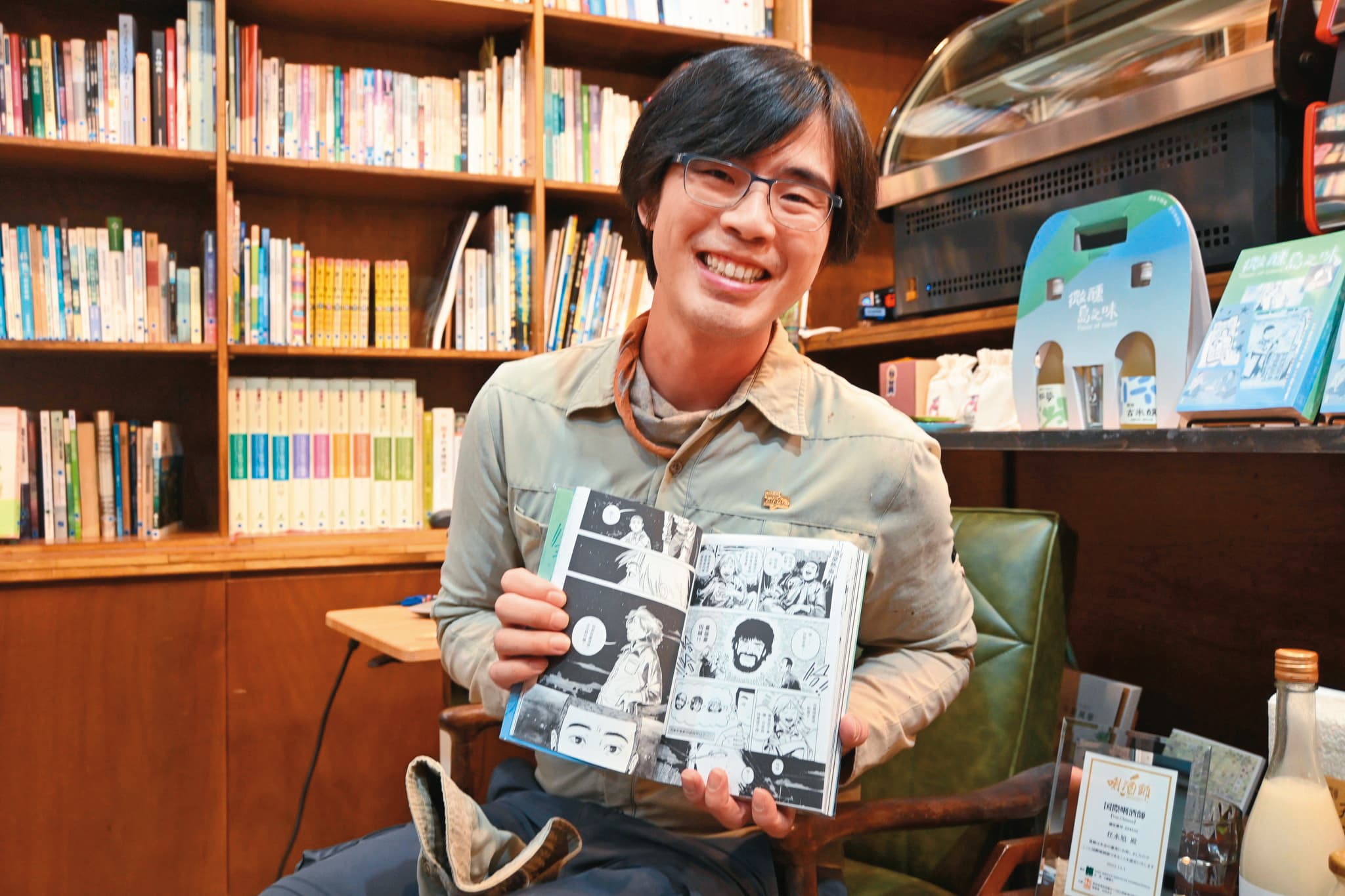 〈酒是作品—吉野一號〉呈現宜蘭農民任永旭(圖)把稻米視為「作品」耕作的職人精神,漫畫還原度相當高。(聚場文化提供)