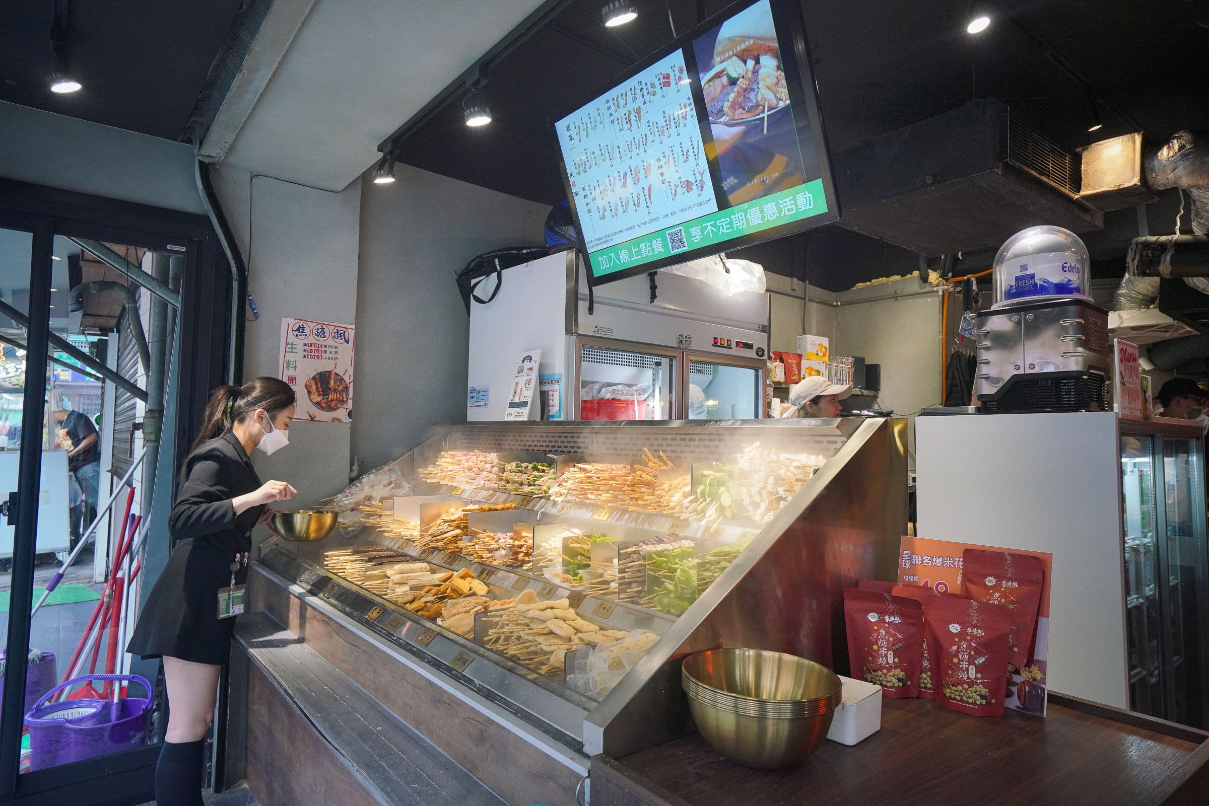 轉型內用店後,完全脫離路邊攤樣,食材保潔度更好,又能坐下來好好享受美食,頗得女性客人歡心。