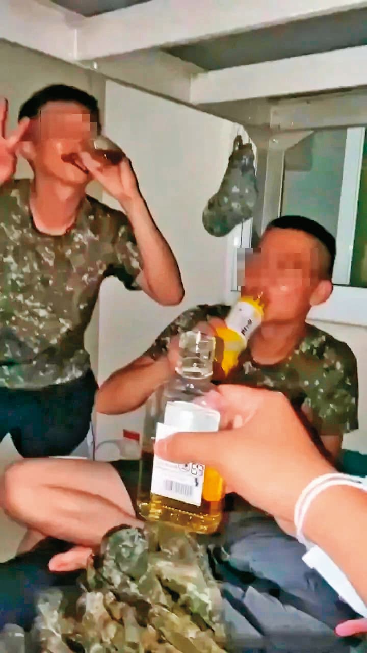 陸軍六軍團9月發生違紀事件,飲酒士兵還拍影片上傳社群網站。(翻攝記者爆料網)