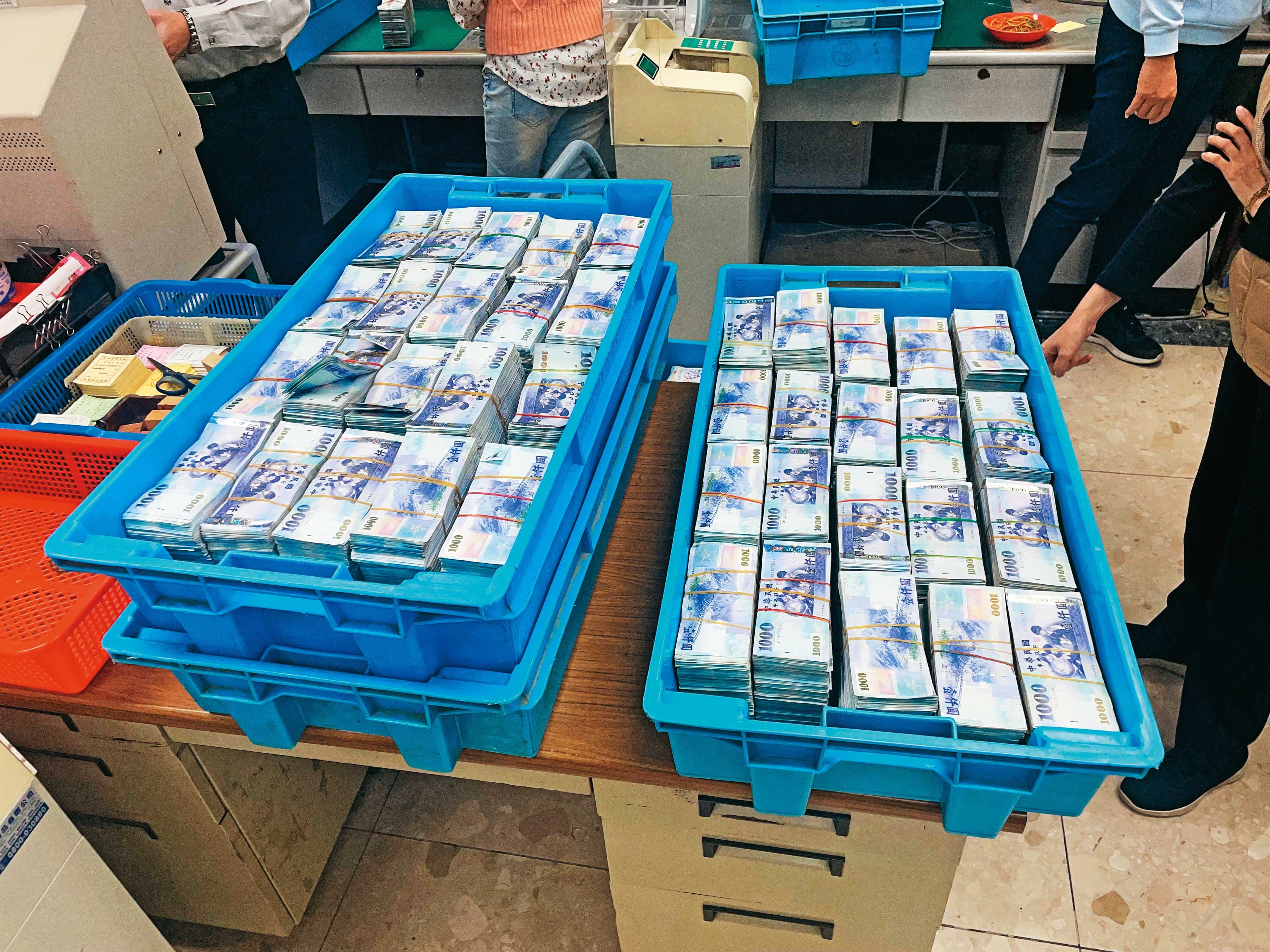 專案小組從王晨桓住處搜出近5,000萬元現鈔,懷疑是詐騙集團贓款。(警方提供)