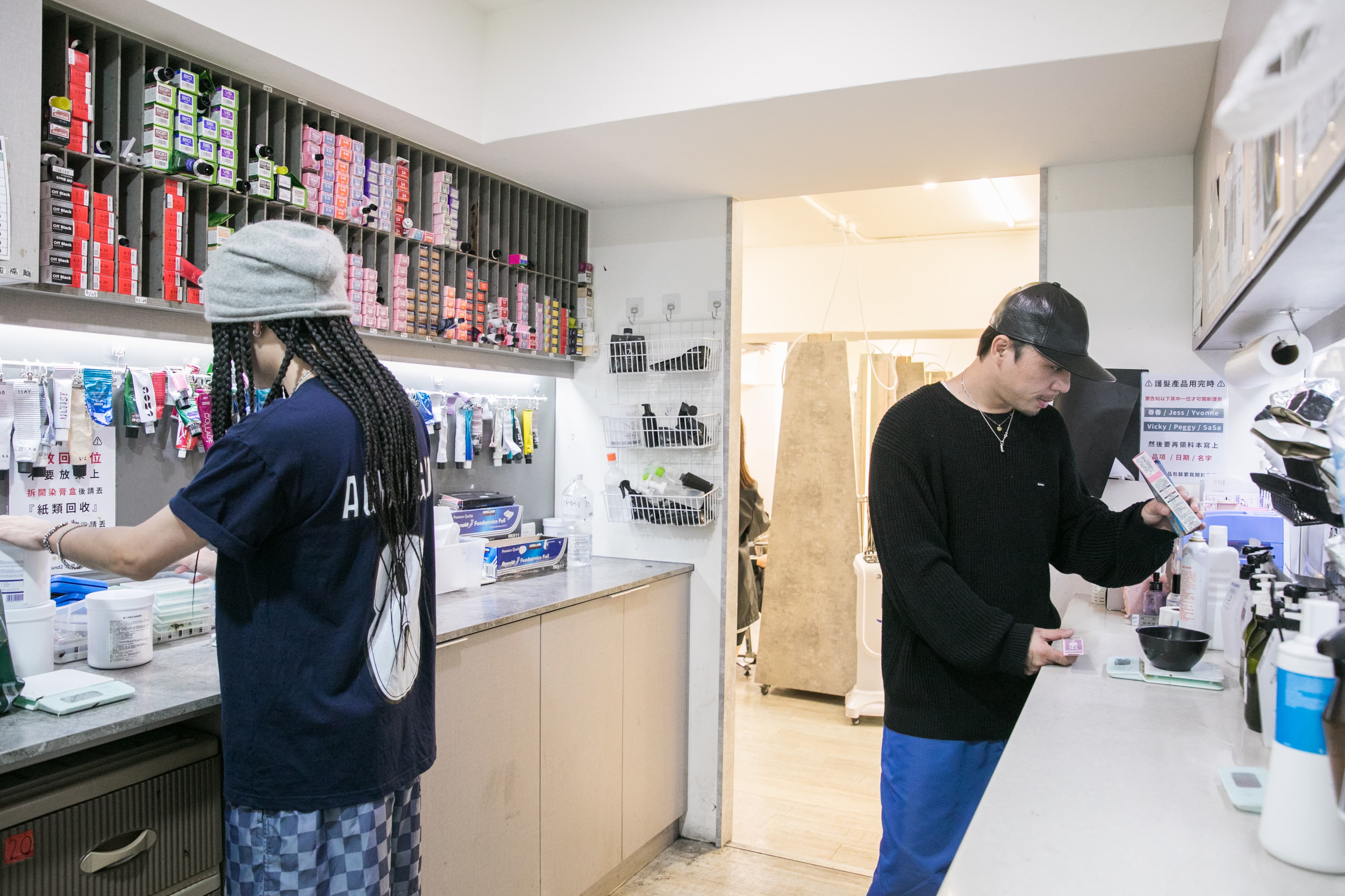 雖然已晉升大老闆,李念擇(右)仍經常在第一線幫客人服務,也會親自調染髮劑。