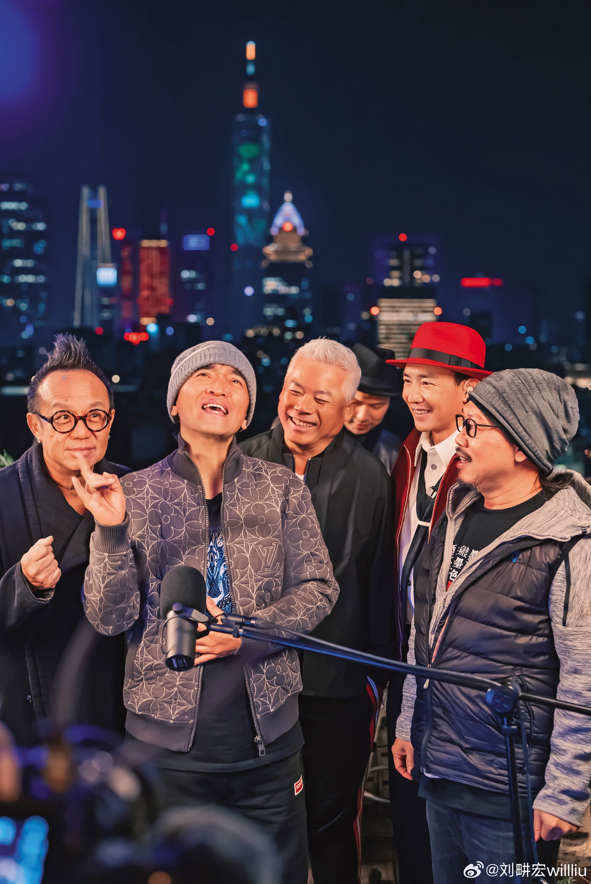 今年元旦,劉畊宏(右二)和吳宗憲(左二)、方文山(右一)等人一同跨年聚會。(翻攝自劉畊宏微博)