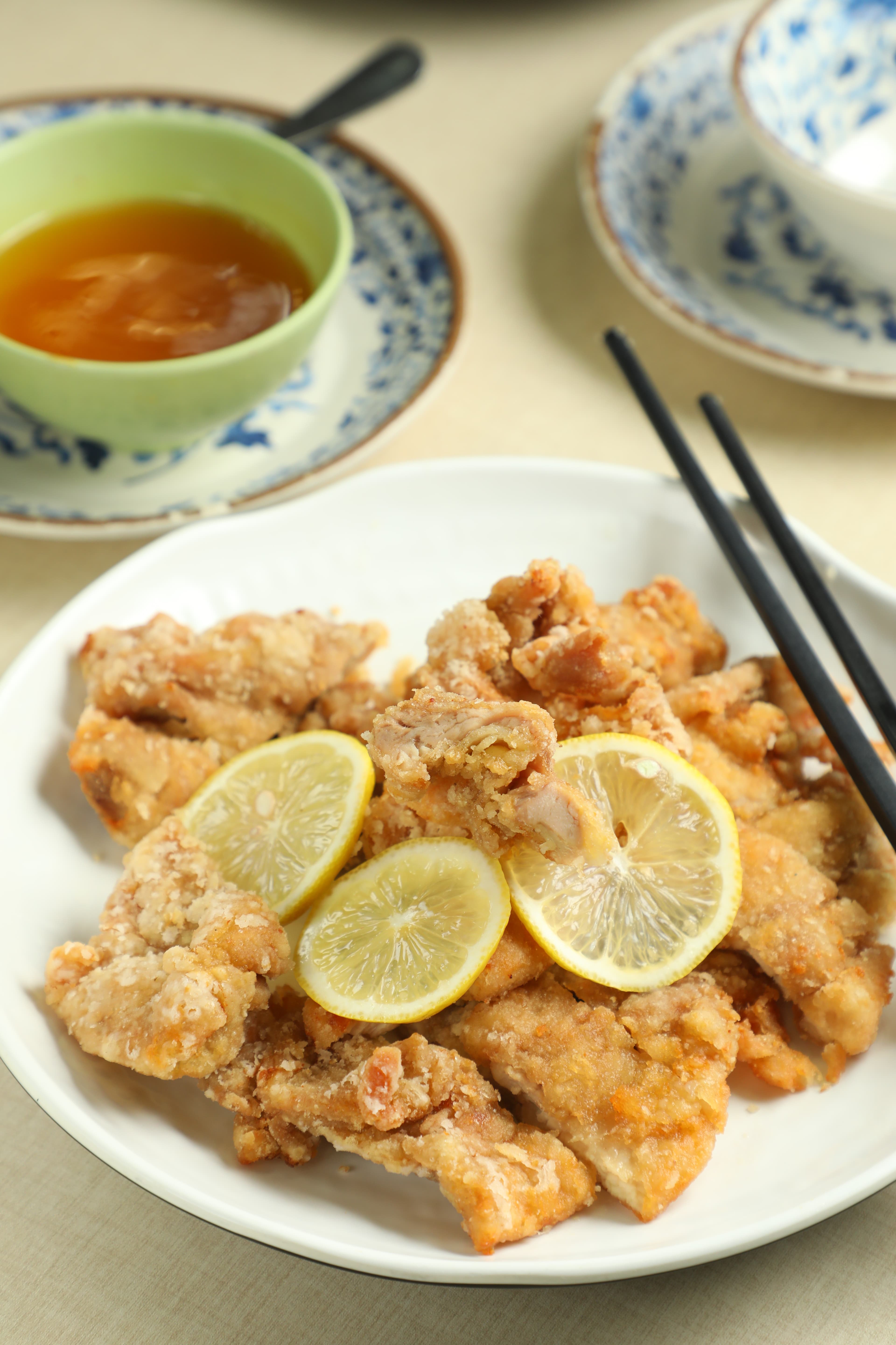 「西檸雞」就是炸雞排配上酸甜開胃的特製檸檬醬,超級涮嘴。(港幣108元/份,約NT$407)