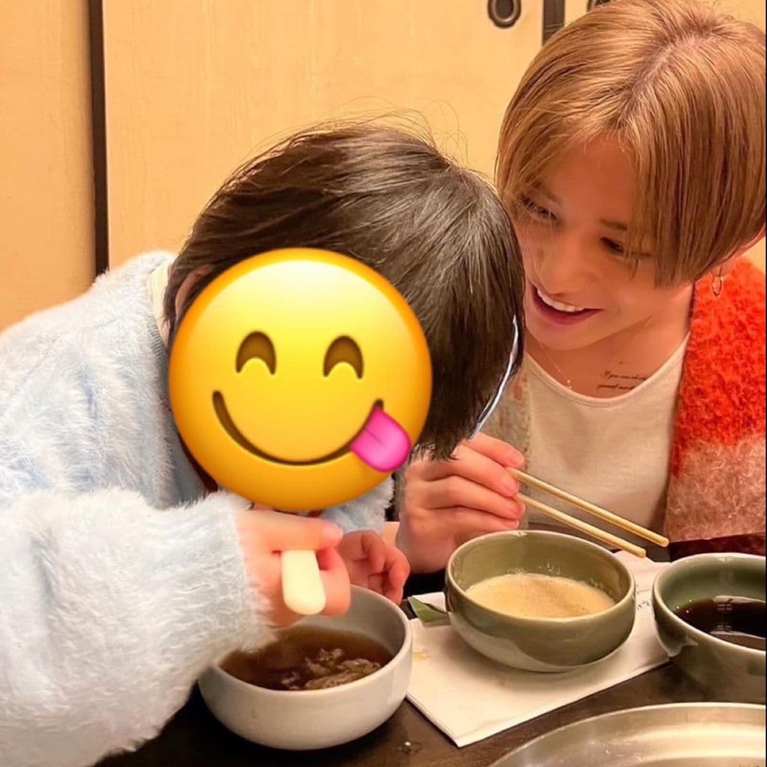 山田涼介(右)超疼外甥女,光是看著她們吃飯也露出幸福表情。(翻攝自山田涼介Instagram)