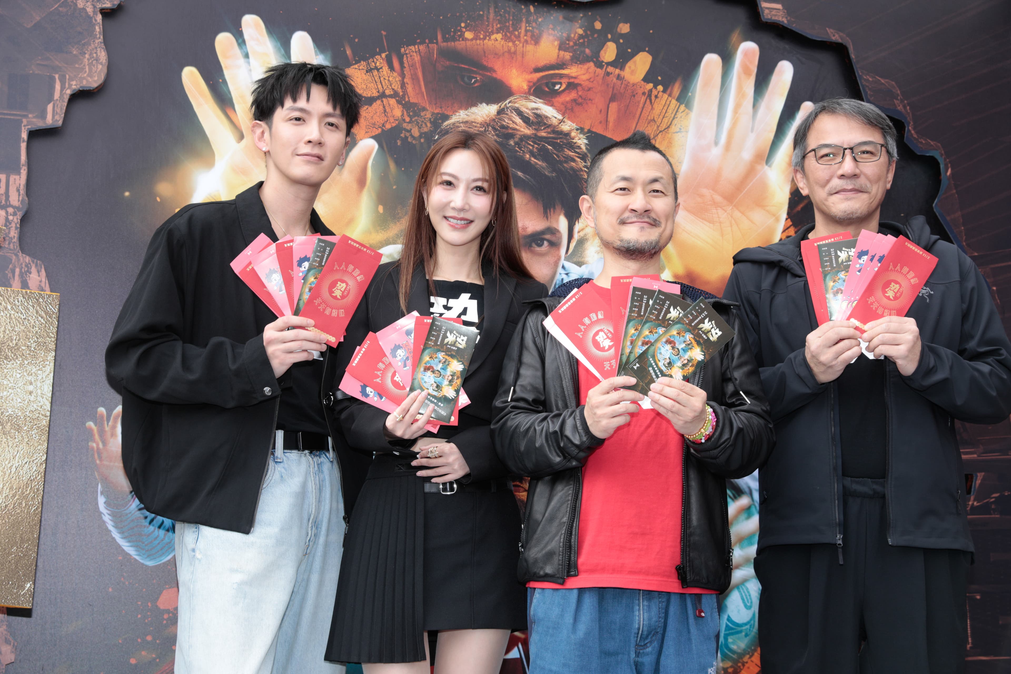 導演九把刀率演員柯震東、曾莞婷與戴立忍現身西門町宣傳《功夫》。