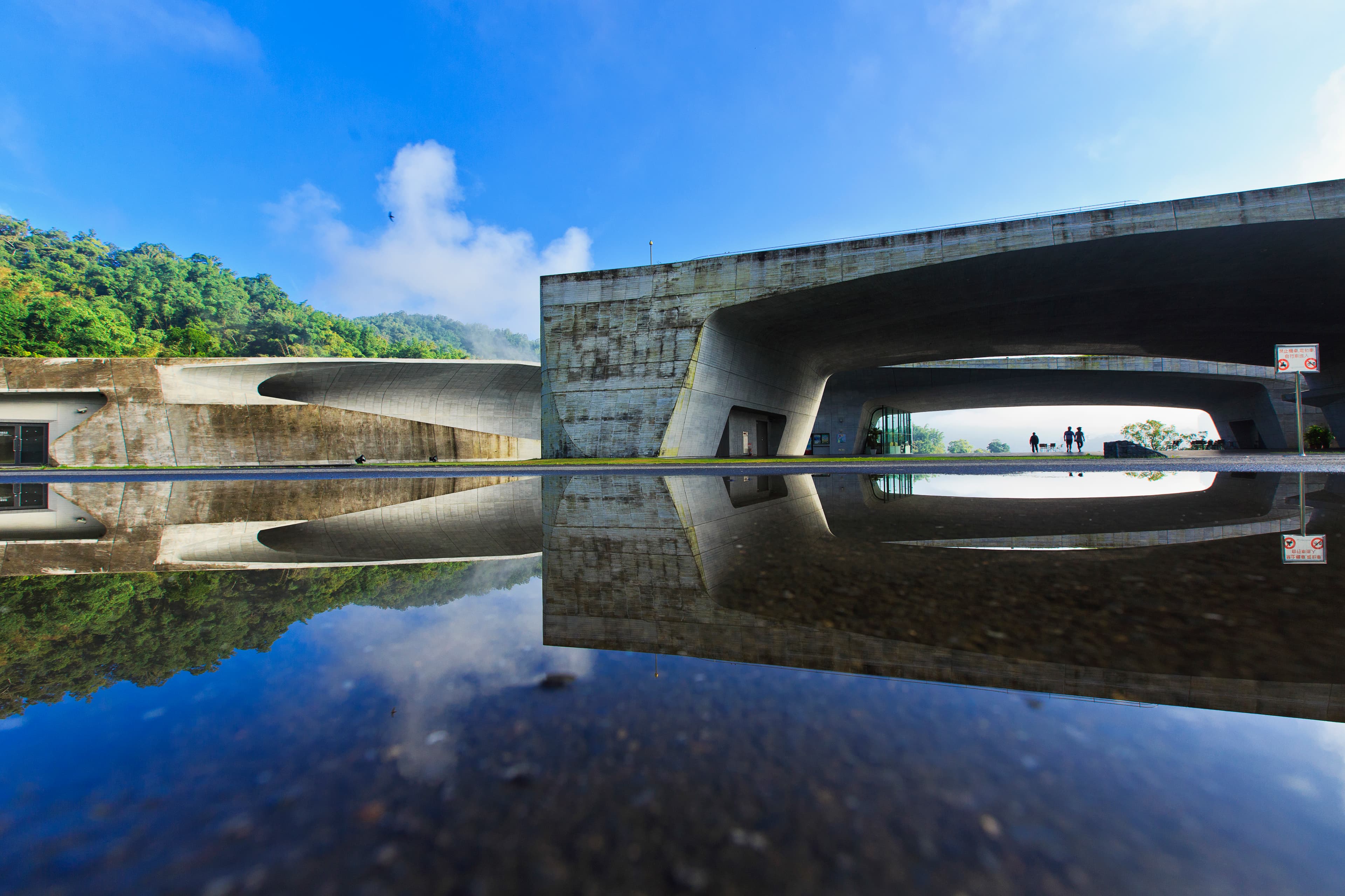 日月潭的「向山遊客中心」浮現水面，是中山路的吸睛焦點。（圖片提供：日月潭國家風景區管理處）
