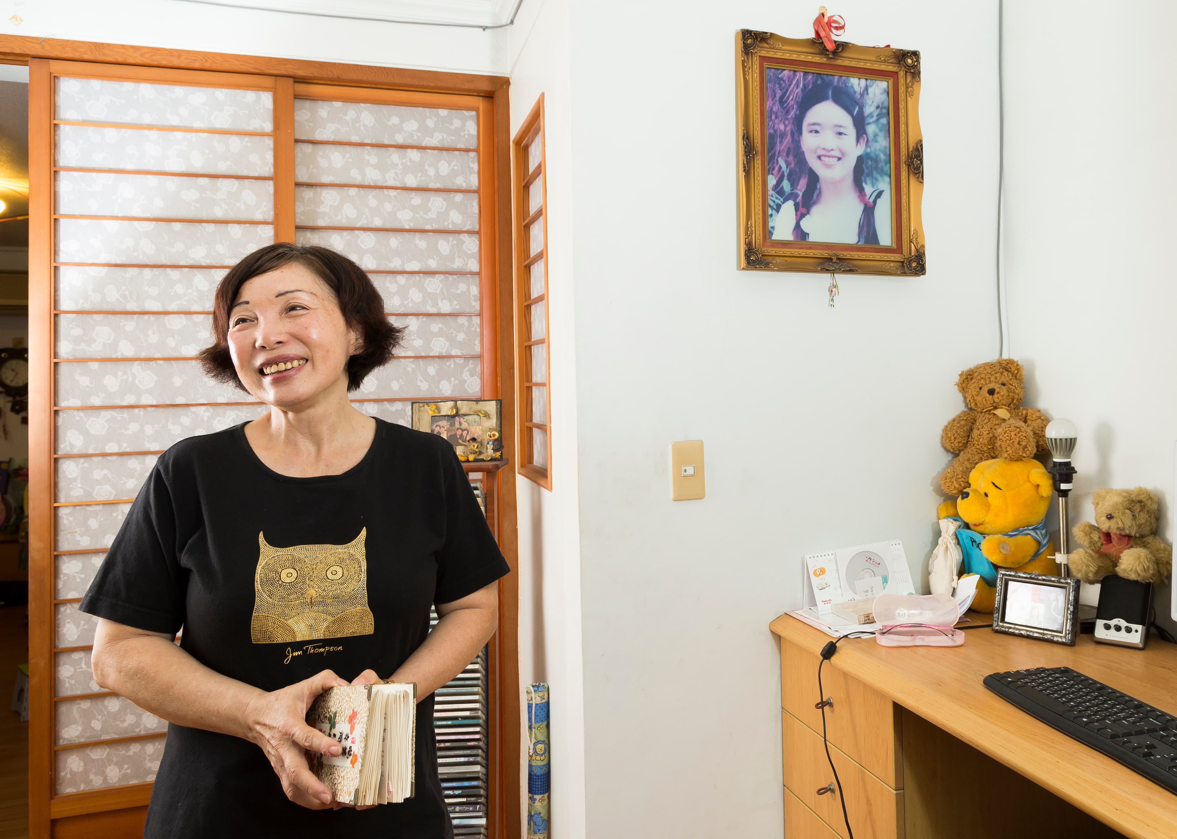 書房是趙鸞美每天固定的生活據點，桌角的熊熊是小女兒當年的寶貝，小女兒照片就掛在牆上，她轉頭就可以跟女兒說話。（馬景平攝影）