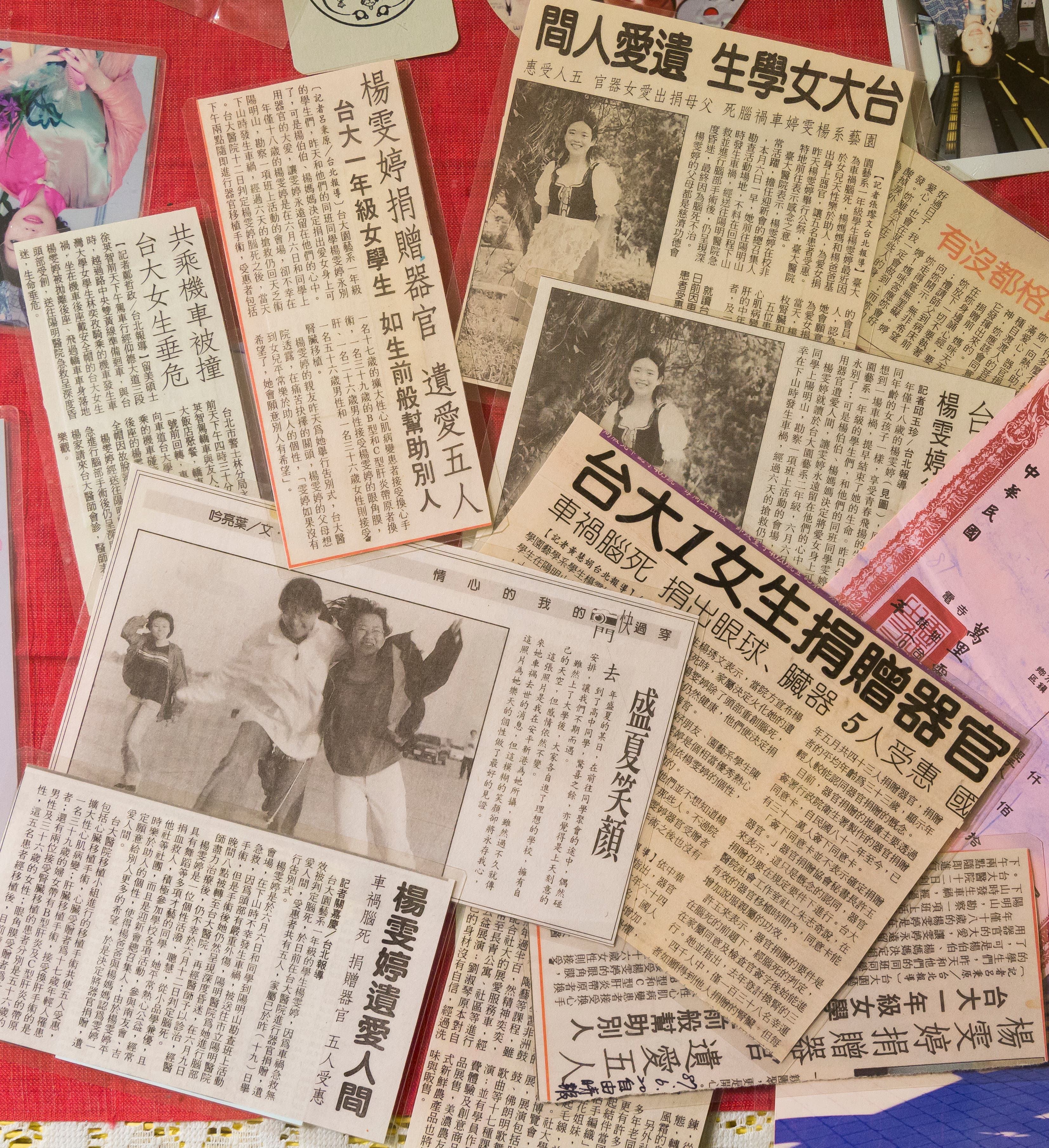 當年事發後，趙鸞美謹慎剪下每一則報導，仔細護貝收藏在女兒專屬的資料袋中。（馬景平攝影）
