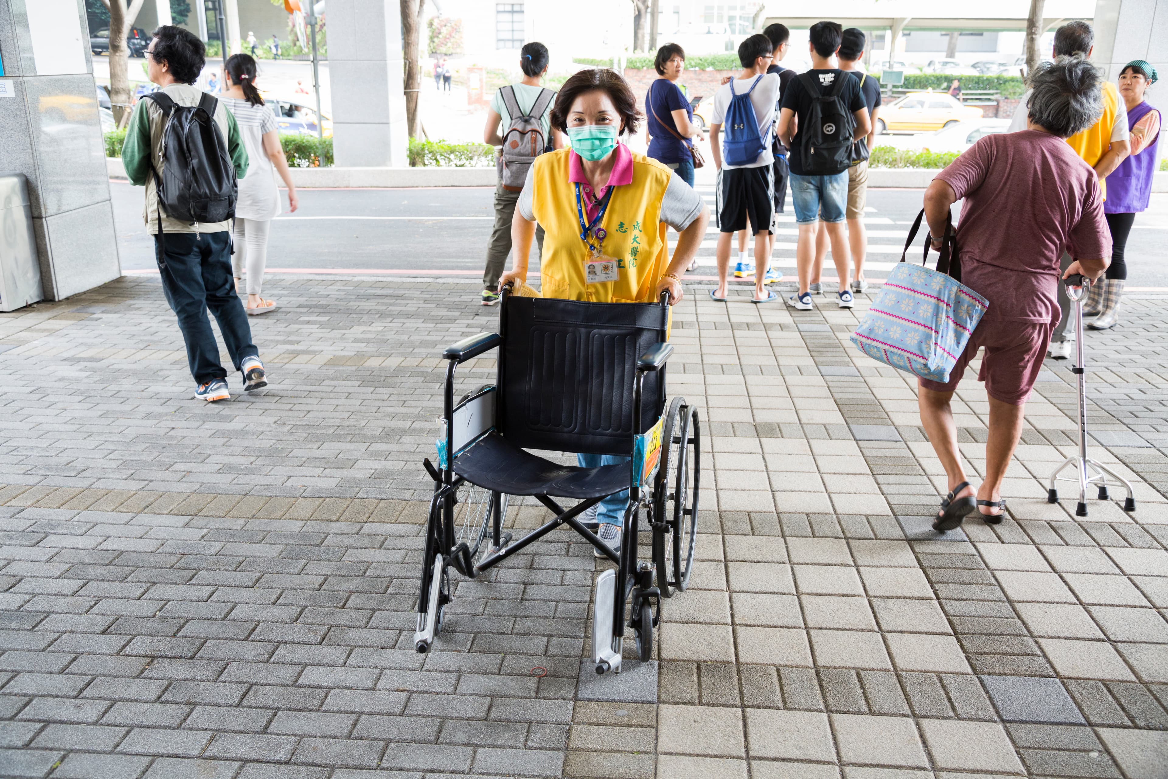 趙鸞美在成大醫院擔任行動關懷組志工7年，協助病患上下車、推輪椅，她同時也是器官捐贈宣導志工。（馬景平攝影）