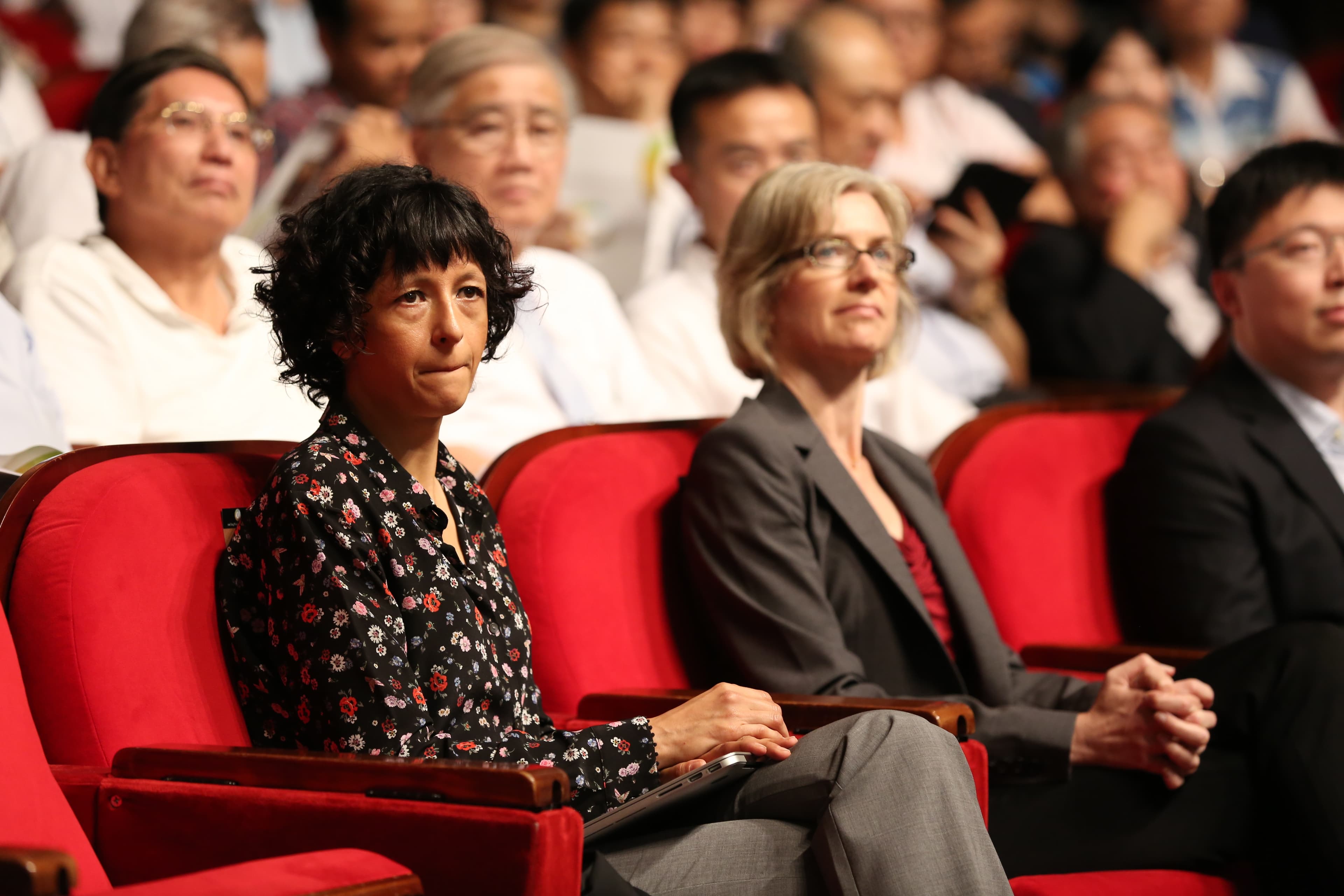 身為全球最具影響力科學家之一，夏彭提耶（左）全球演講邀約不斷，突然湧現的光環，她仍是不大適應。攝影／賴智揚