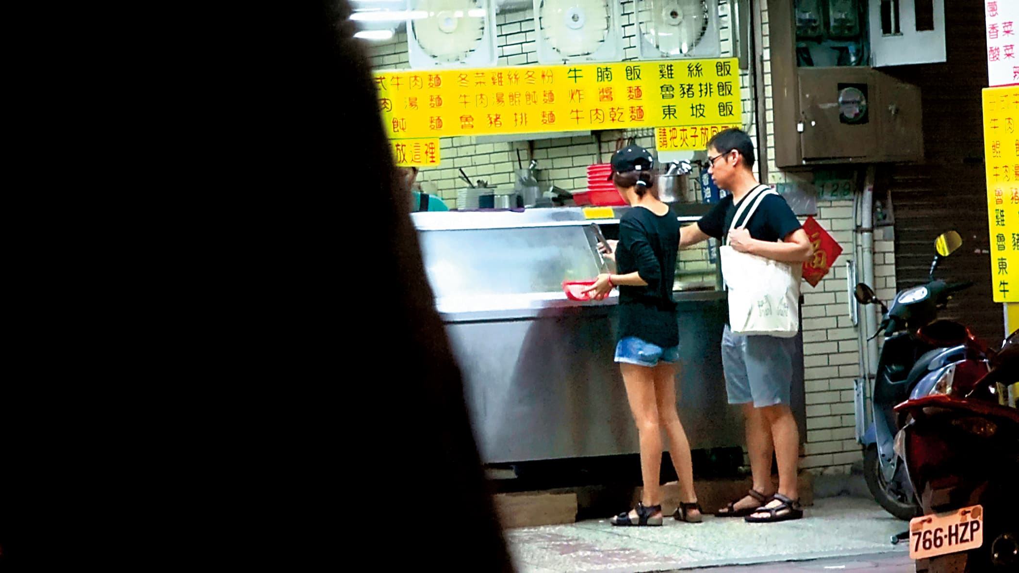 夏于喬跟林書宇採買之後,又去小吃店買了些晚餐,過著類夫妻生活。(攝影:攝影組)