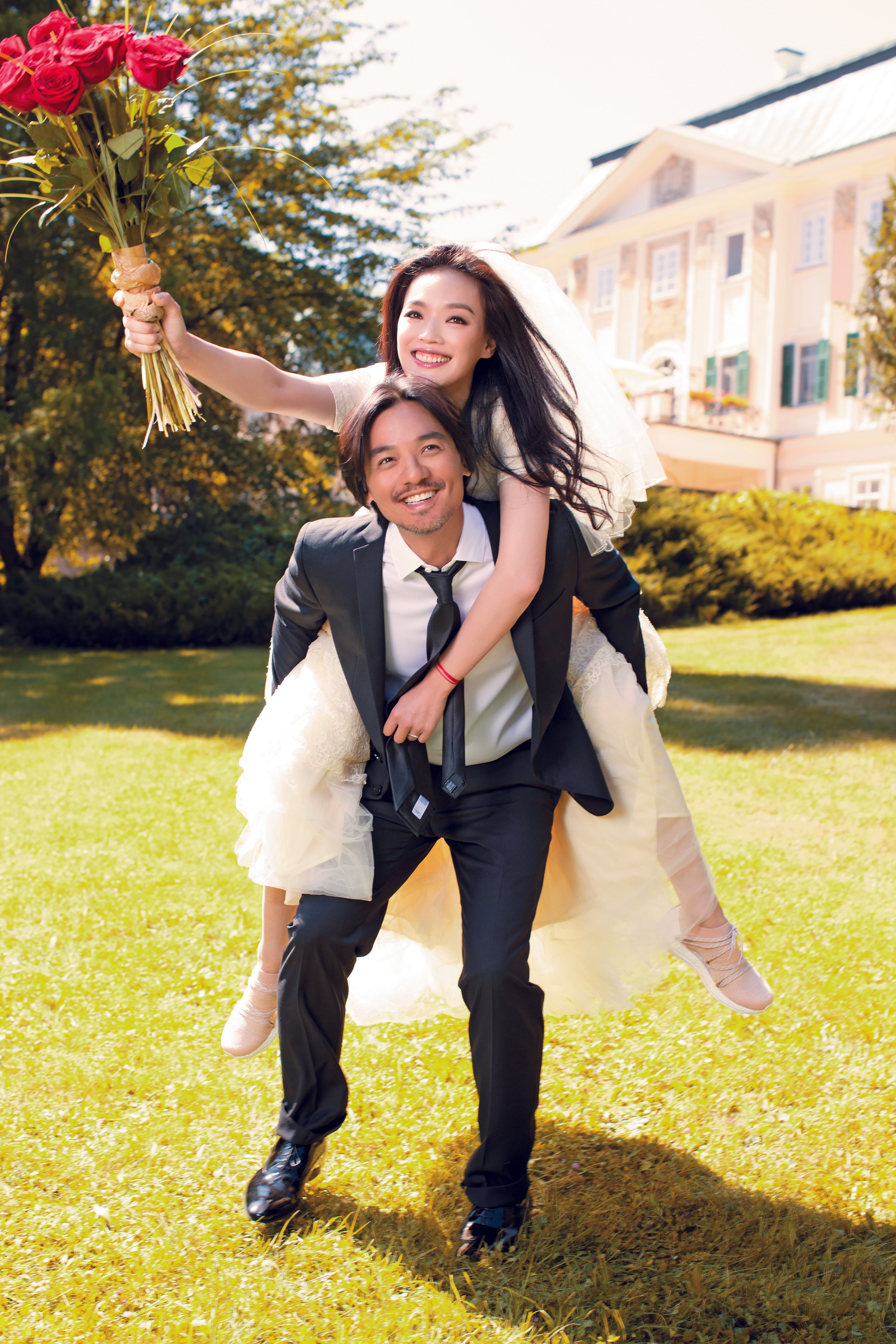 40歲舒淇9月3日宣布和大她2歲的馮德倫結婚,兩人相識20年、交往4年,她開心得跳到他背上,也將攜手經營下半輩子的家庭生活。(寰亞傳媒集團提供)