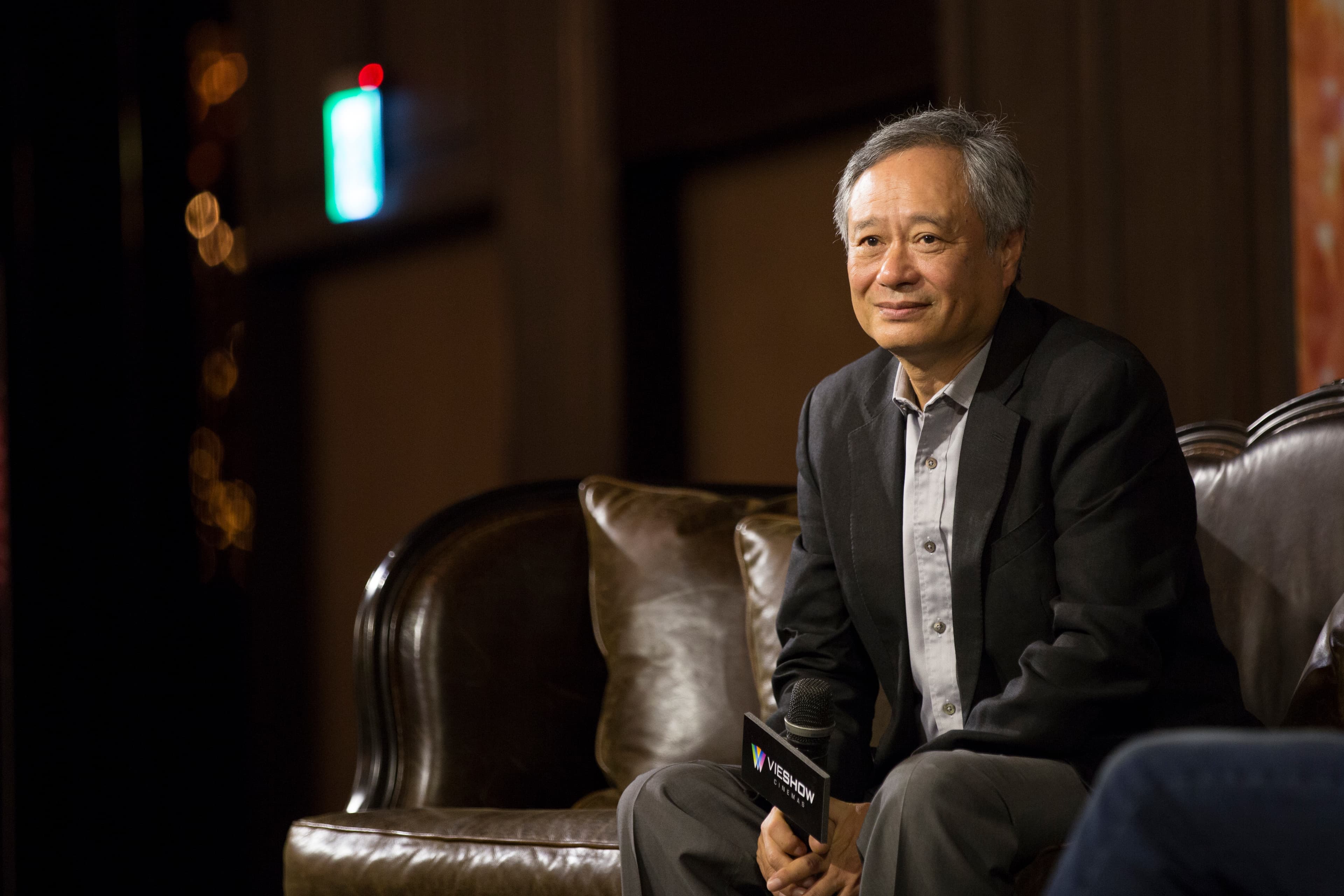 李安成長受儒家教育涵養甚深，言談詼諧幽默，但態度謹慎而拘謹，由坐姿挺直可見一班。