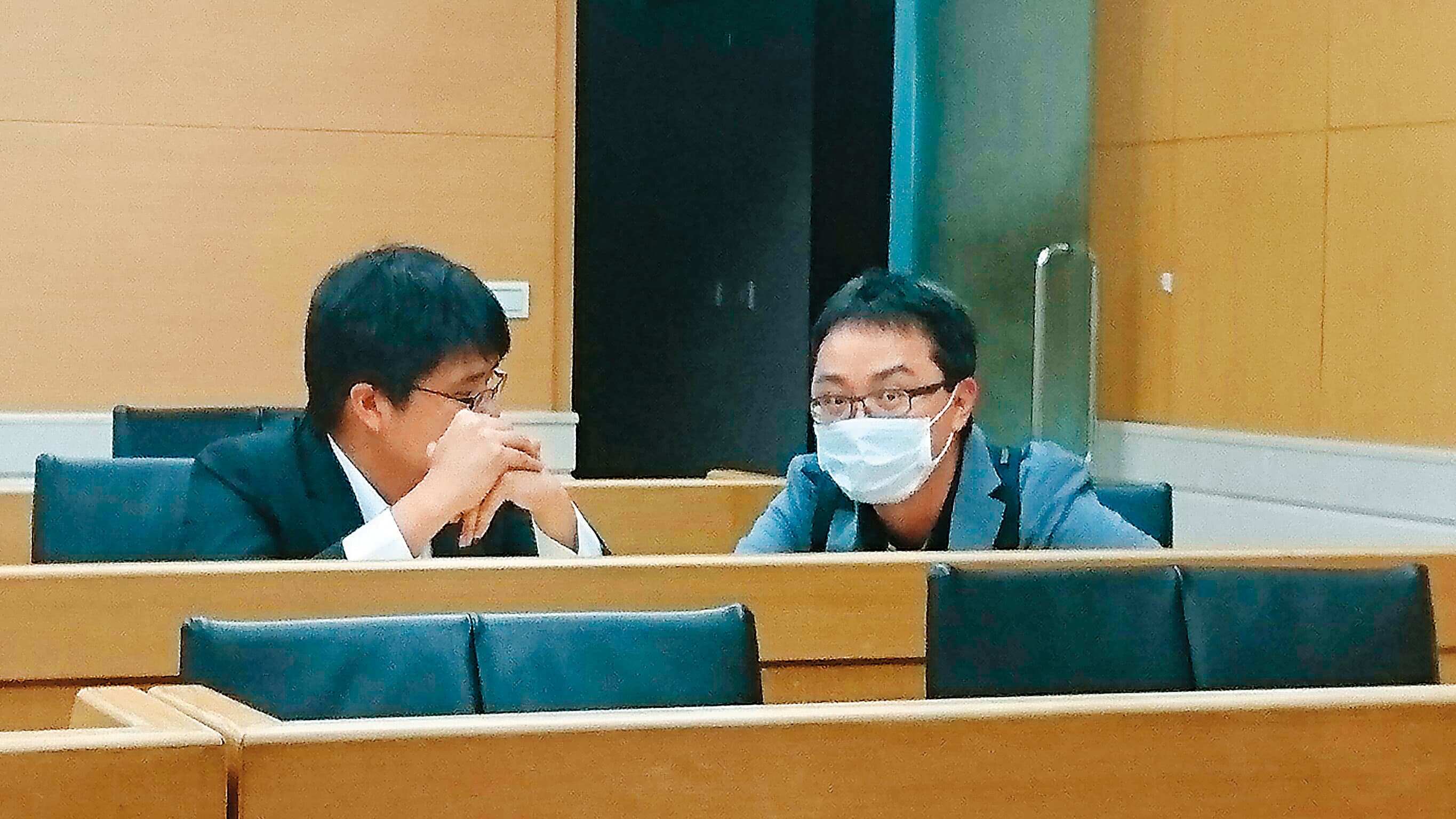 百尺竿頭公司前董事長黃文鴻(右)指稱,是許金龍要他把股權轉讓給日本人。