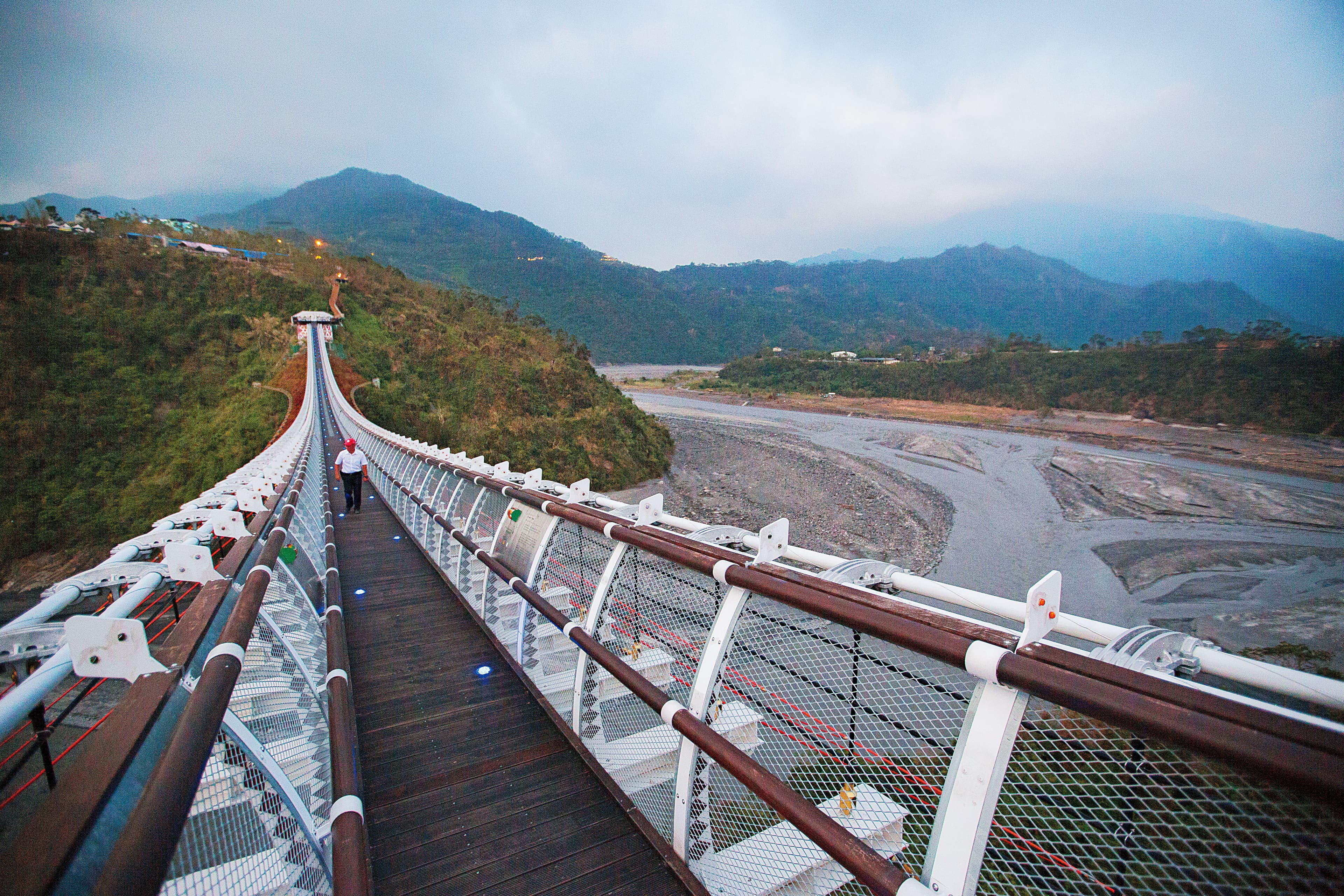 號稱天空中的微笑曲線,屏東最美的山川琉璃吊橋,橋底下河床邊卻是被摧毀的原住民保留耕作地,滿目瘡痍。