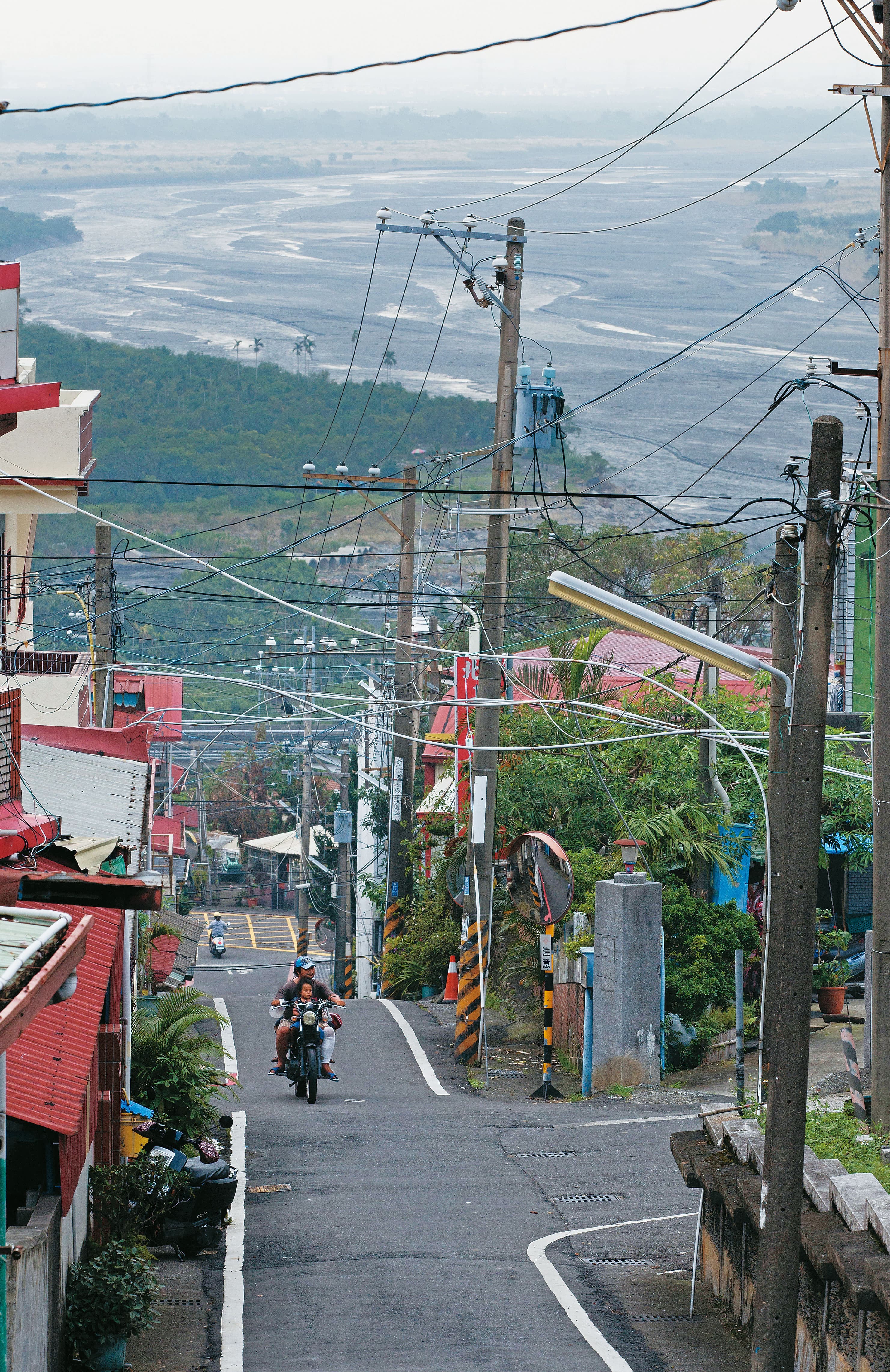 瑪家鄉北葉村民大多數以務農為生,如今圖上方的耕作農田幾乎全數摧毀,卻不見相關單位幫助重建,讓他們欲哭無淚。