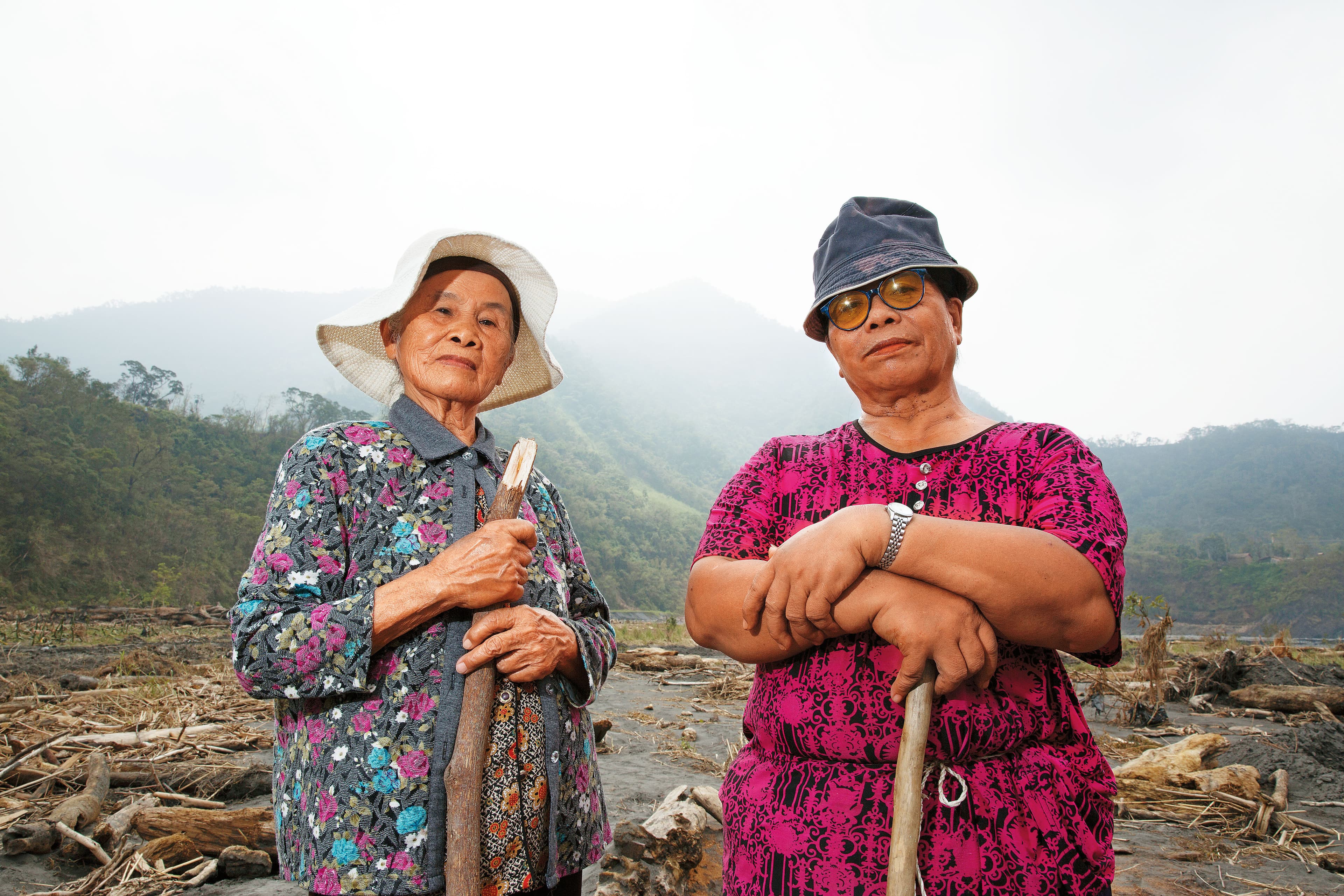 不會講普通話,只會講排灣族語的2位原住民阿婆王秀梅(左)、張秀妹(右),難過表示,家園何時回復,不敢想像。