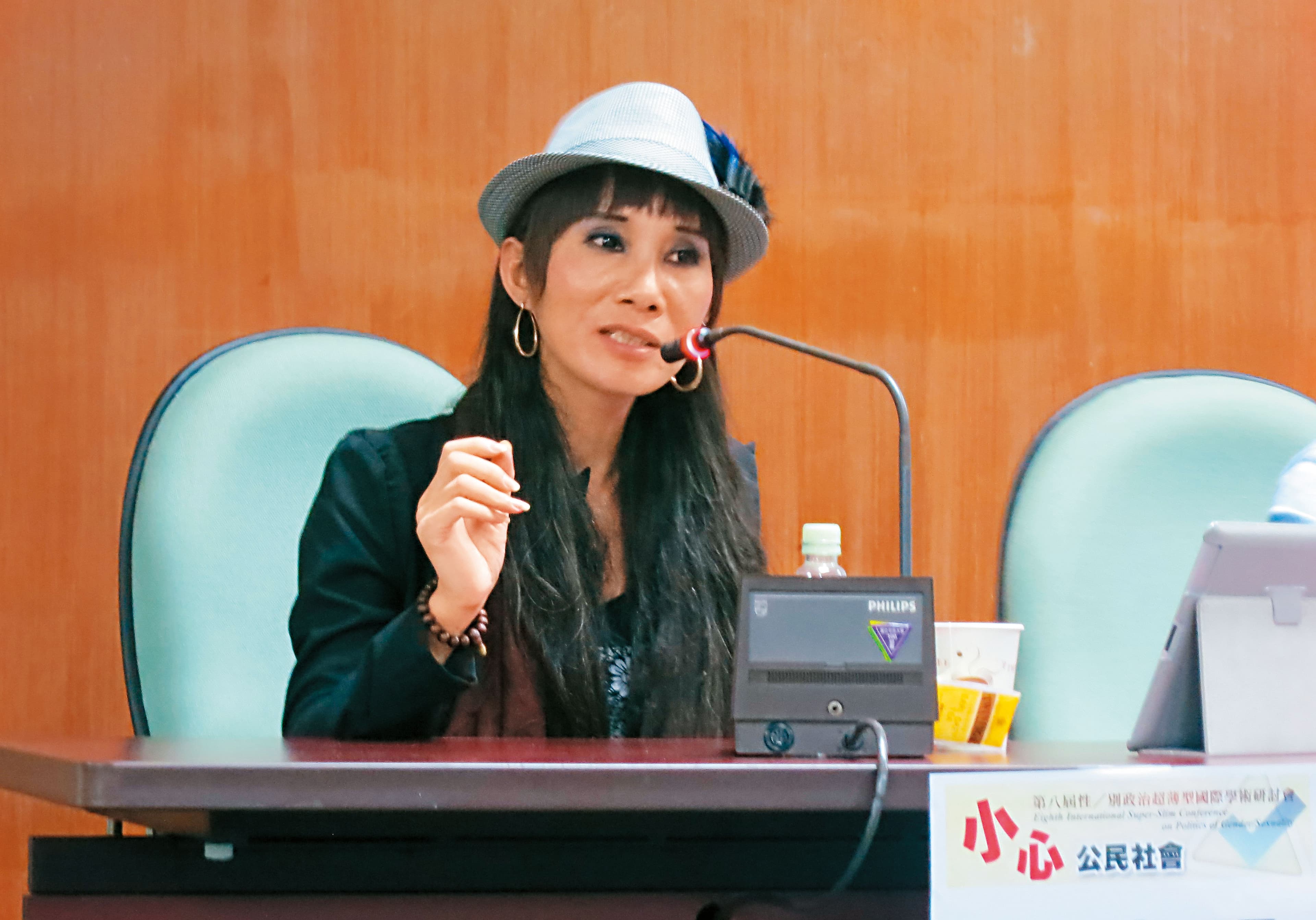 琦琦在2013年來台參加中央大學性別研究室主辦的國際研討會,以妖妓身分談論自身工作經驗(琦琦提供)。