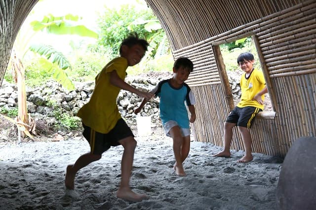 回到「家」的小孩們開心地在裡頭追逐打鬧。