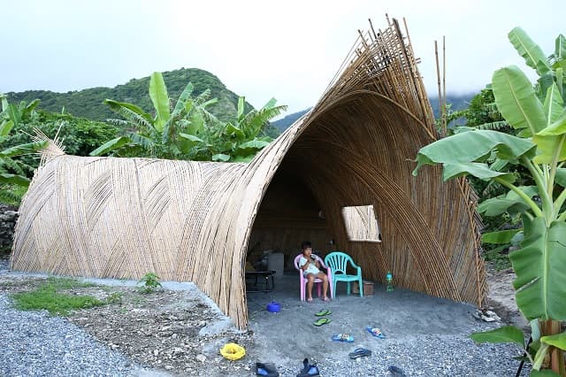 伊祐.撒部以泥土及茅草打造出「螞蟻窩」,未來將做為部落使用空間。