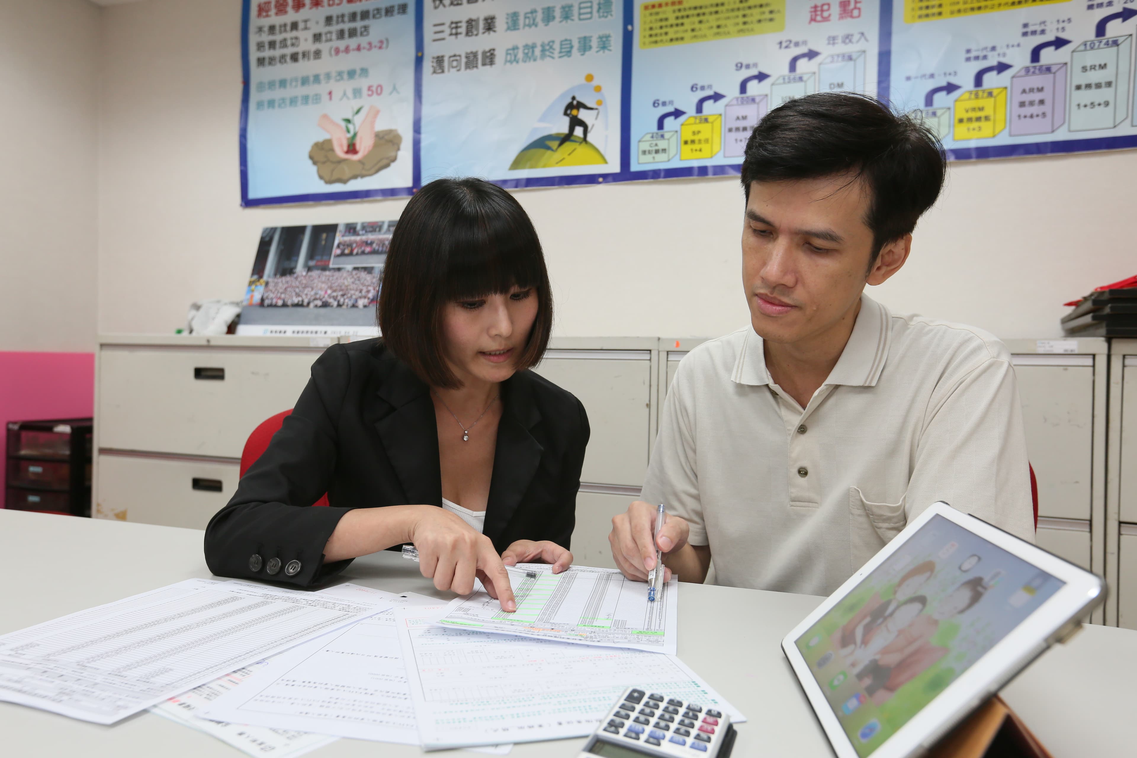 Chien哥（右）將到期的200萬元定存，改投6年期儲蓄險，他說，銀行利率實在太低了。
