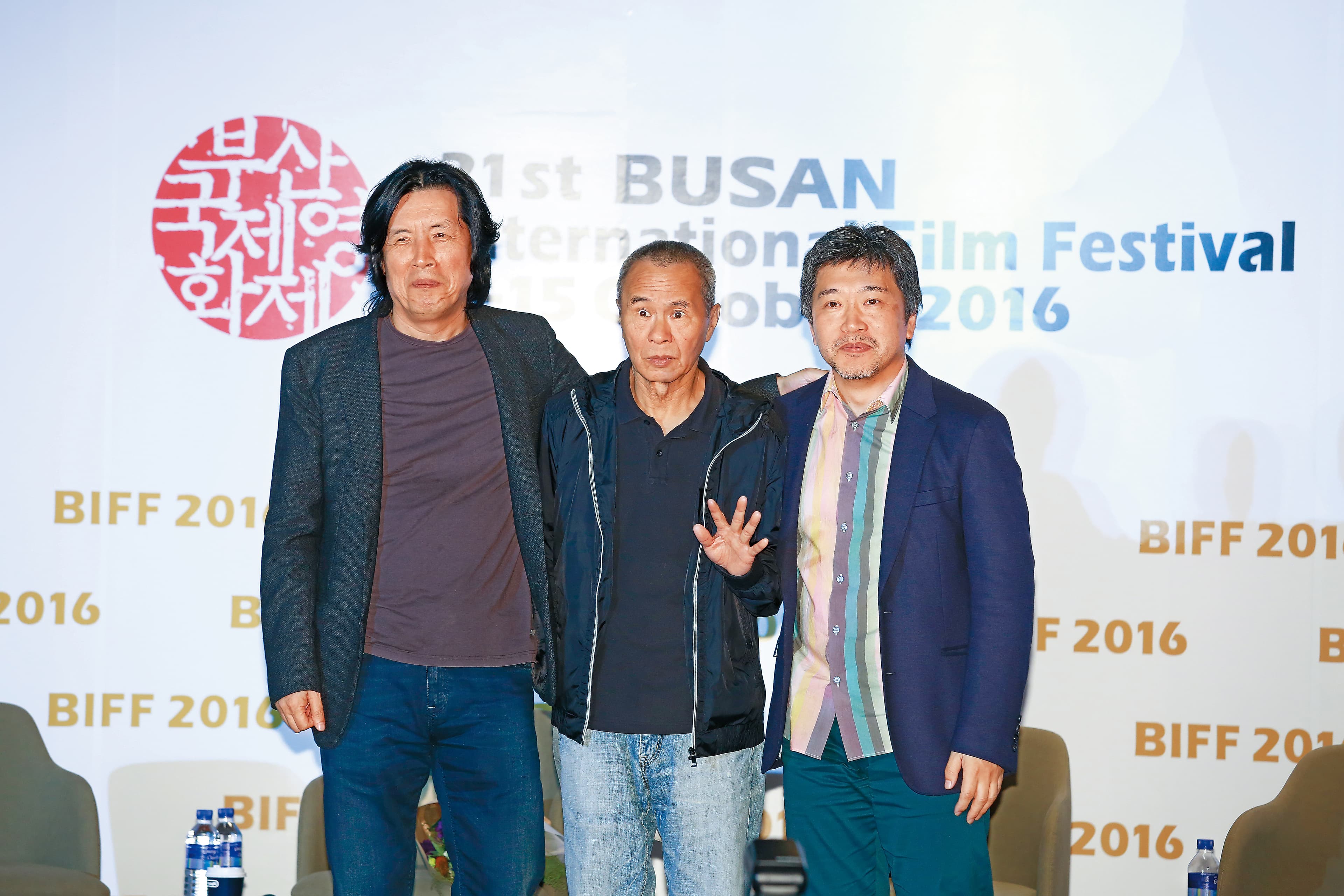 侯孝賢(中)與釜山影展關係深厚。今年他與日本導演是枝裕和(右)、韓國導演李滄東(左)對談亞洲電影,觀眾參與熱烈。