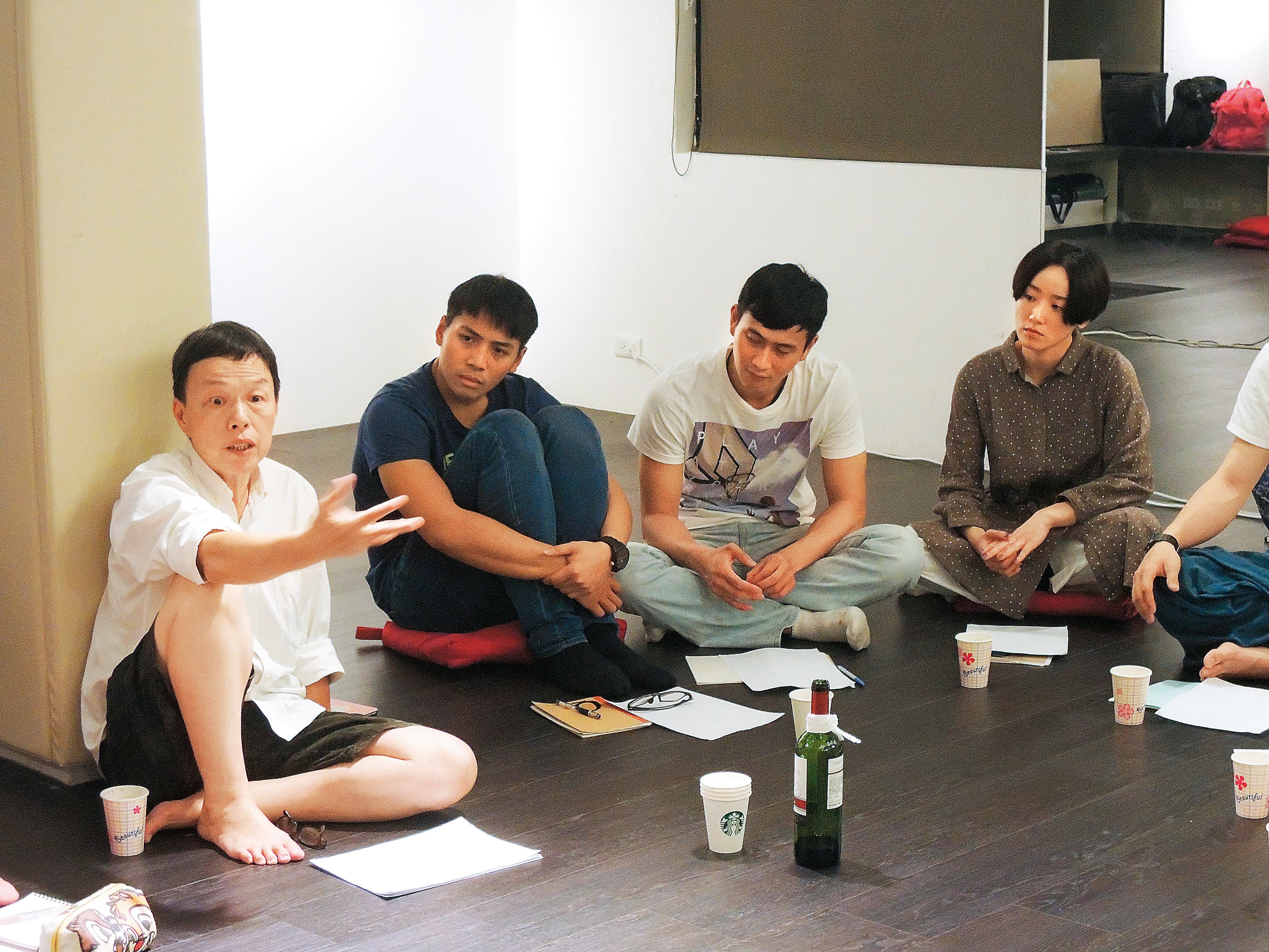 王小棣(左一)和學生們圍起圓圈,分享學習心得,他說故事時生動細膩,讓人快速進入情境。(好風光提供)