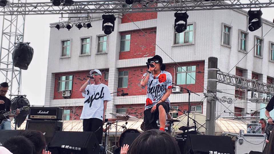 5月嘎嘎曾推出單曲〈絕不低頭〉，11月將與李洛洋等好友舉辦演唱會，雖然消失螢光幕前，但勤跑校園及電台宣傳，逐步找回流失的人氣。（翻攝自嘎嘎臉書）