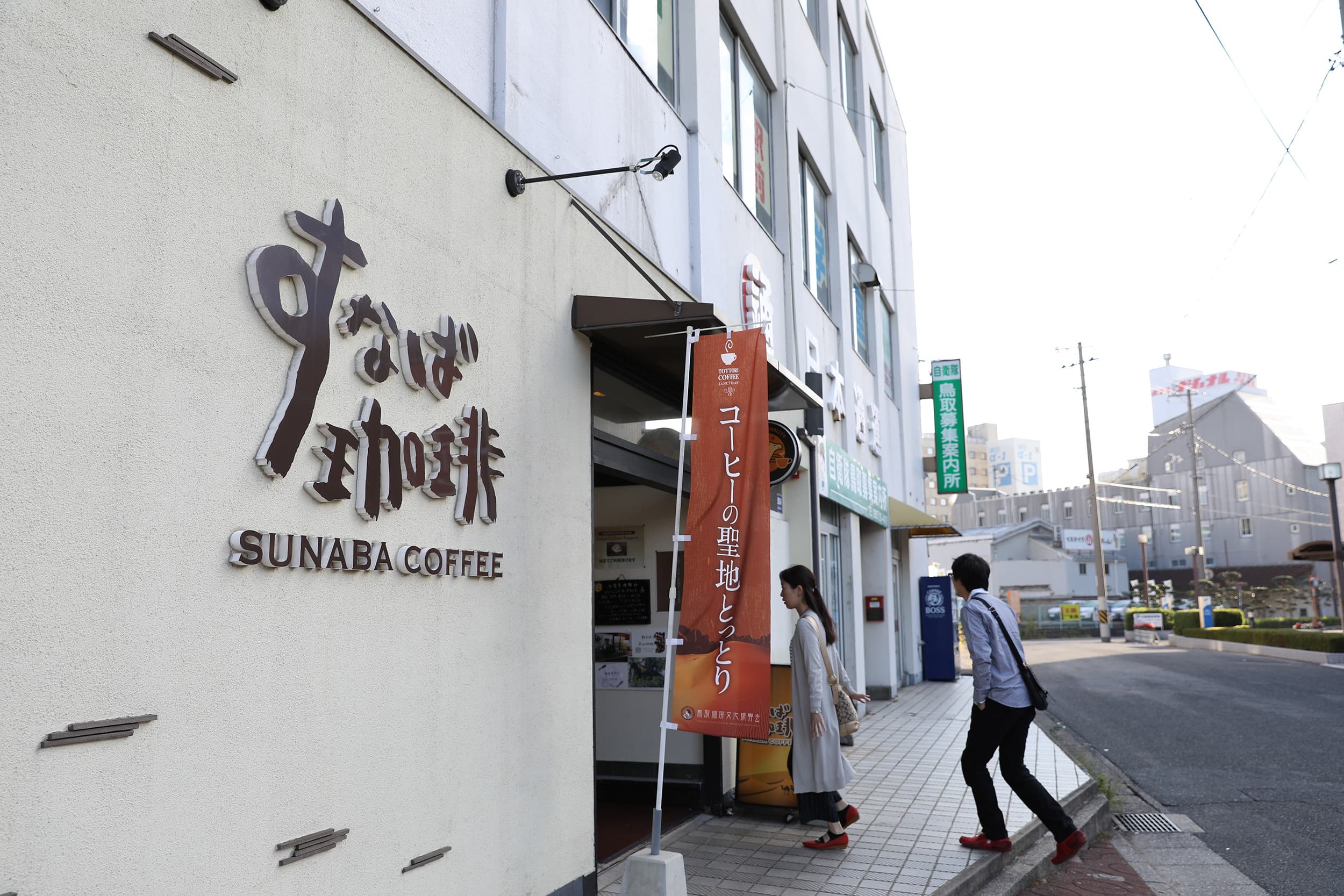 砂場咖啡剛開店，就有不少客人入店。