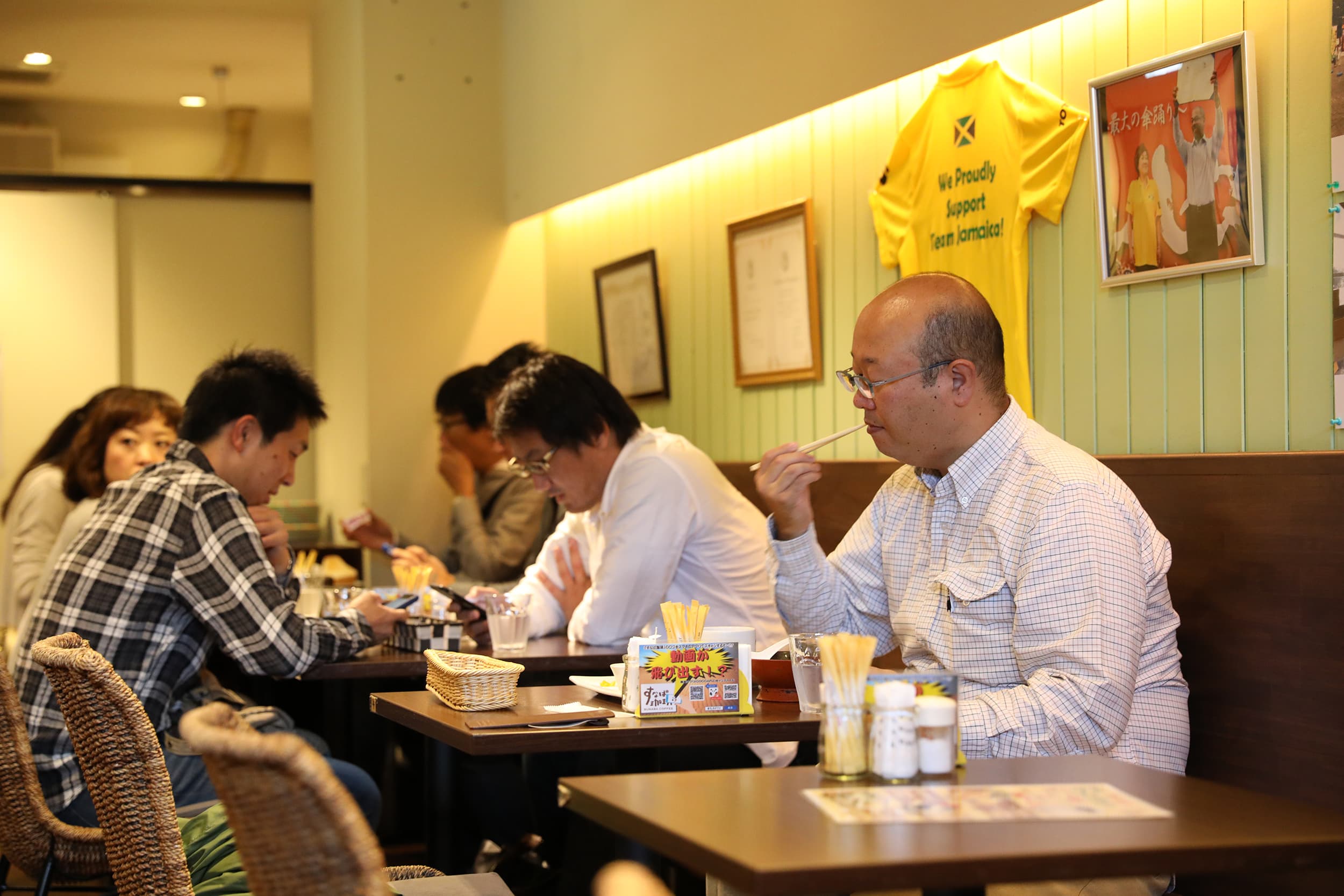 剛開店10分鐘，店內就已經坐了不少人。
