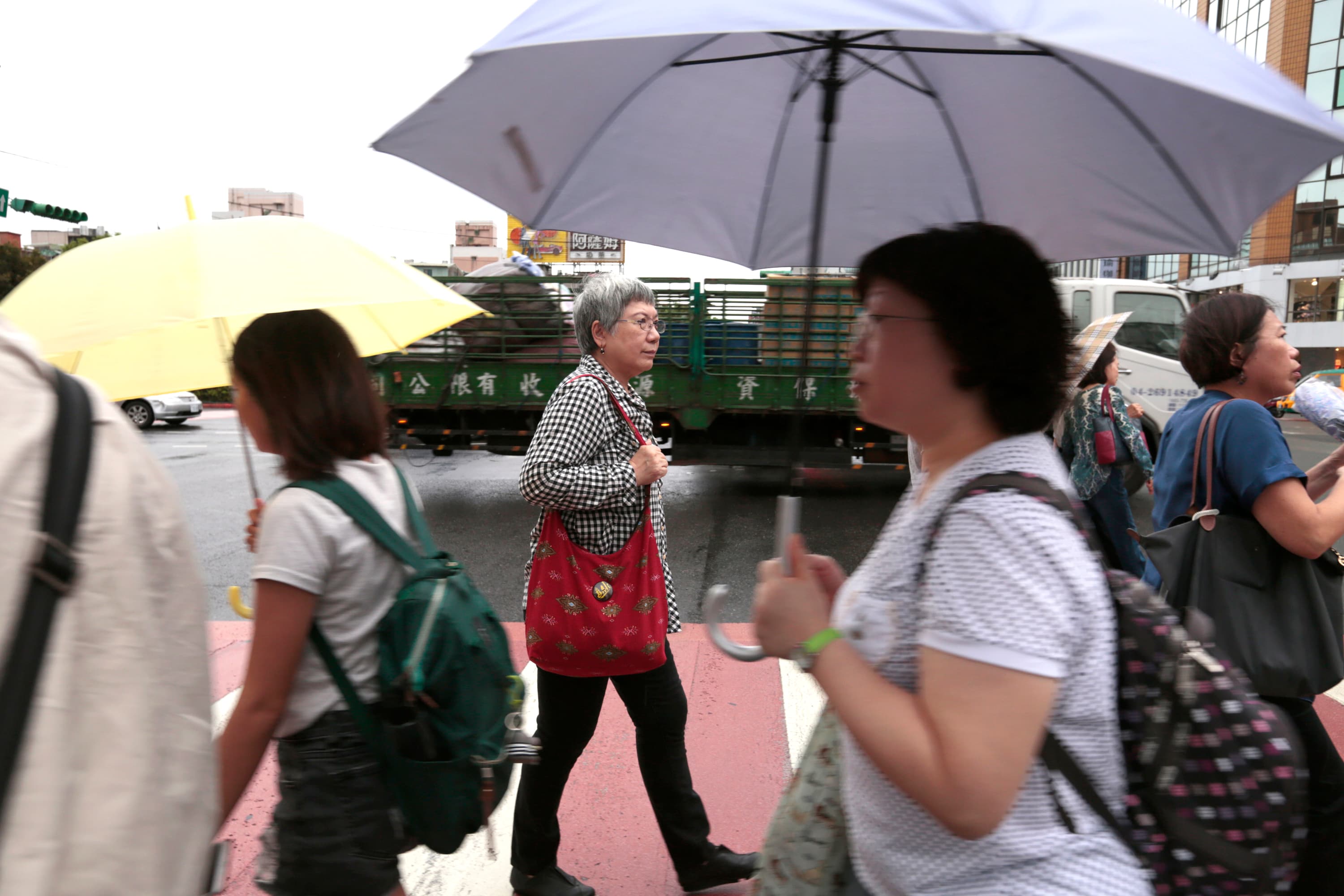 陶曉清的父母皆因癌症過世,她說,不希望因此活在恐懼中,「只有自己能決定態度,在恐懼中生活,是一種態度;關注它但不被它控制,也是一種態度。」
