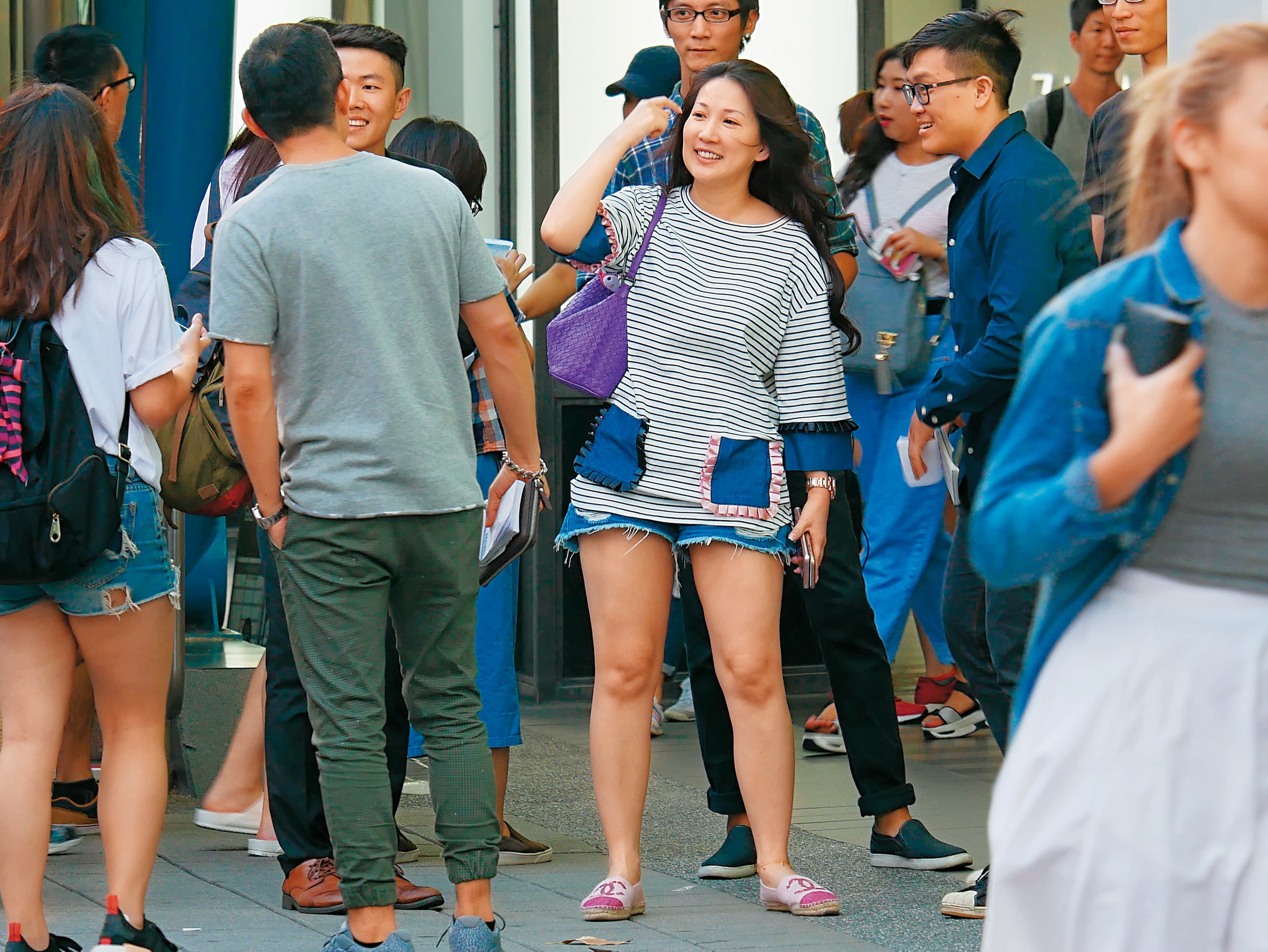 跟劉至翰離婚之後，林子萱在影劇新聞已經好久不見。本刊直擊她當低頭族當到腿開開的閒散時刻。