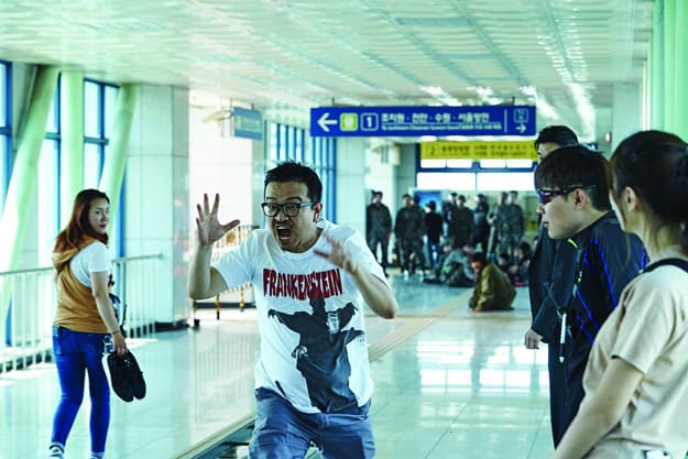 導演延尚昊從小飽受霸凌,使他的作品總是帶著濃厚的批判色彩。(車庫娛樂提供)