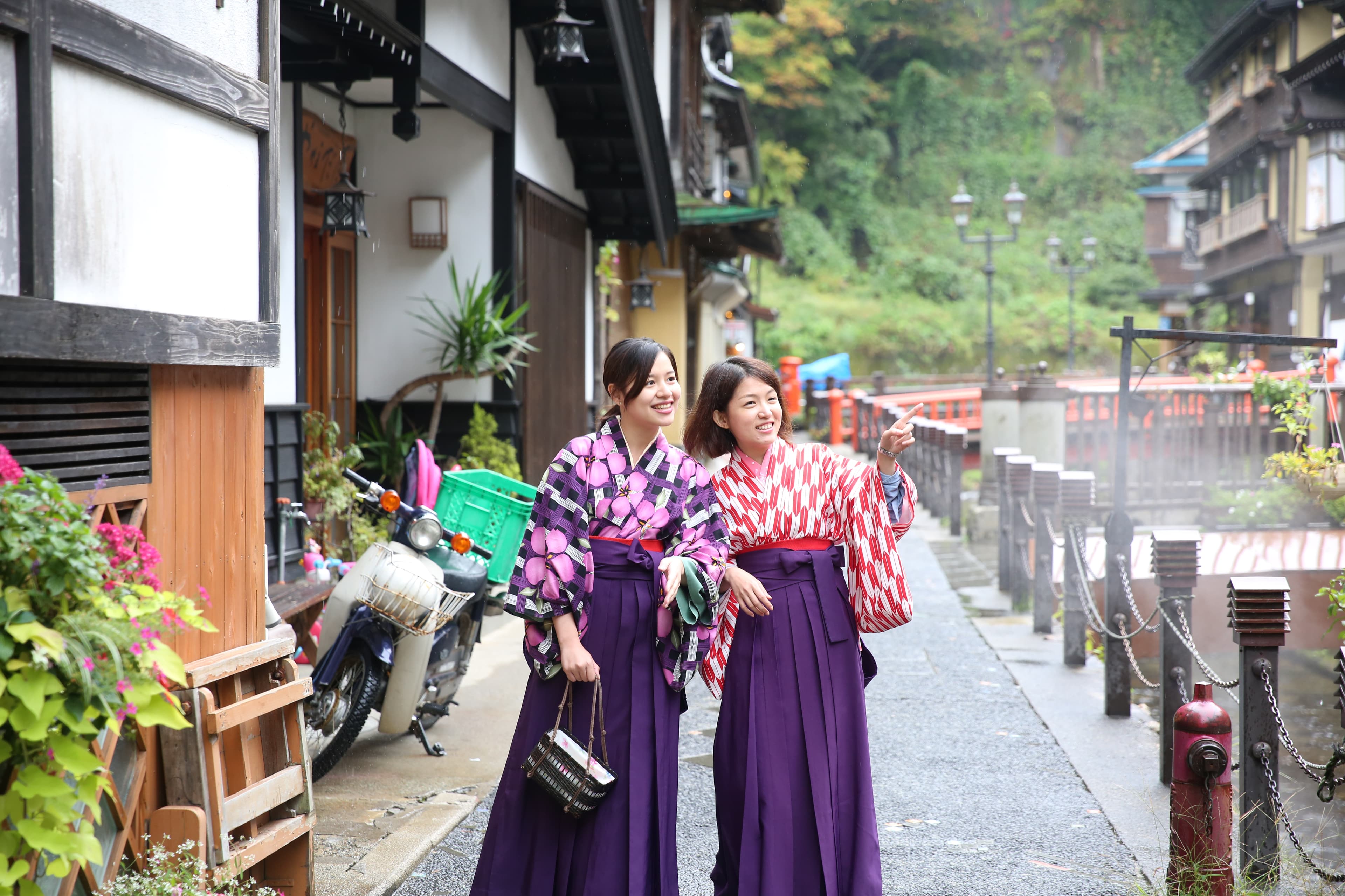 銀山溫泉街景停格在大正時代,遊客換上高校生制服,漫步老街,彷彿穿越時空。